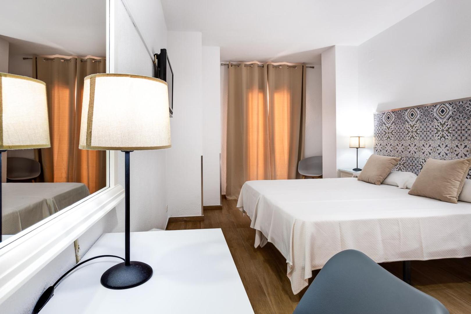 Double or Twin Room with City View - Photo 2