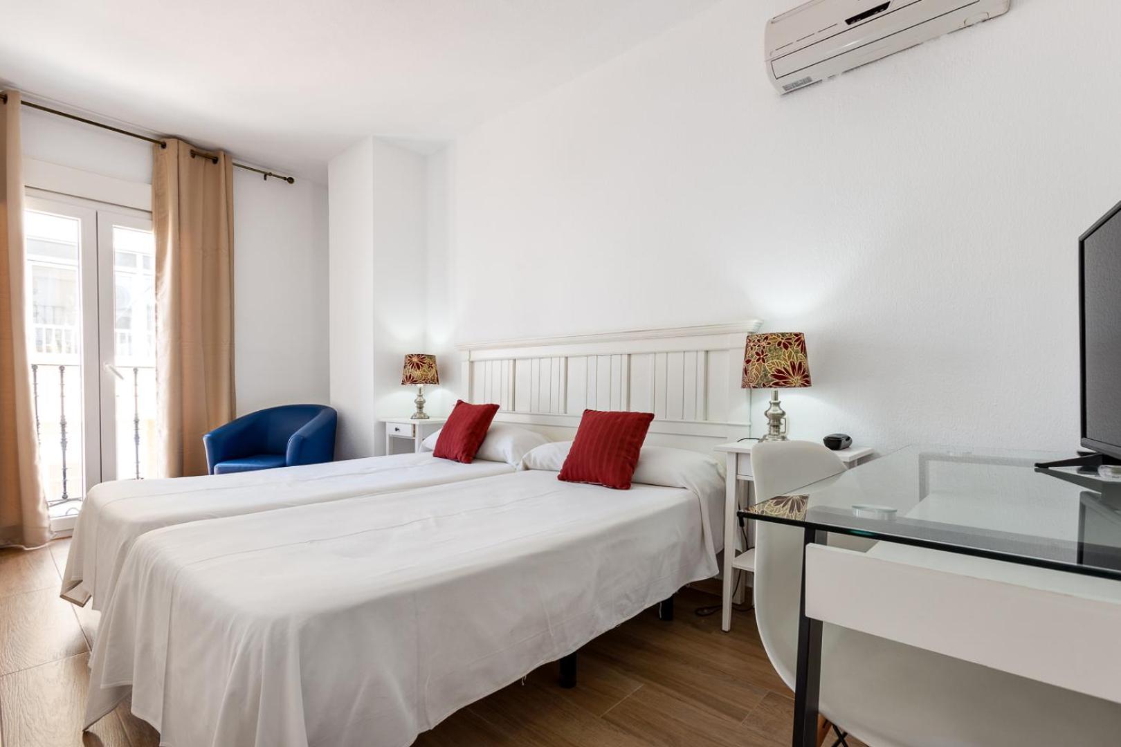 Double or Twin Room with City View - Photo 4