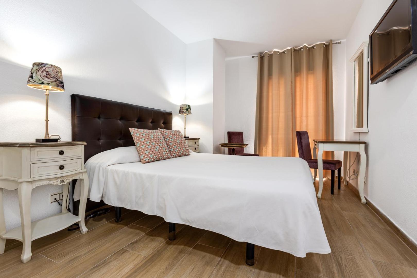 Double or Twin Room with City View - Photo 6