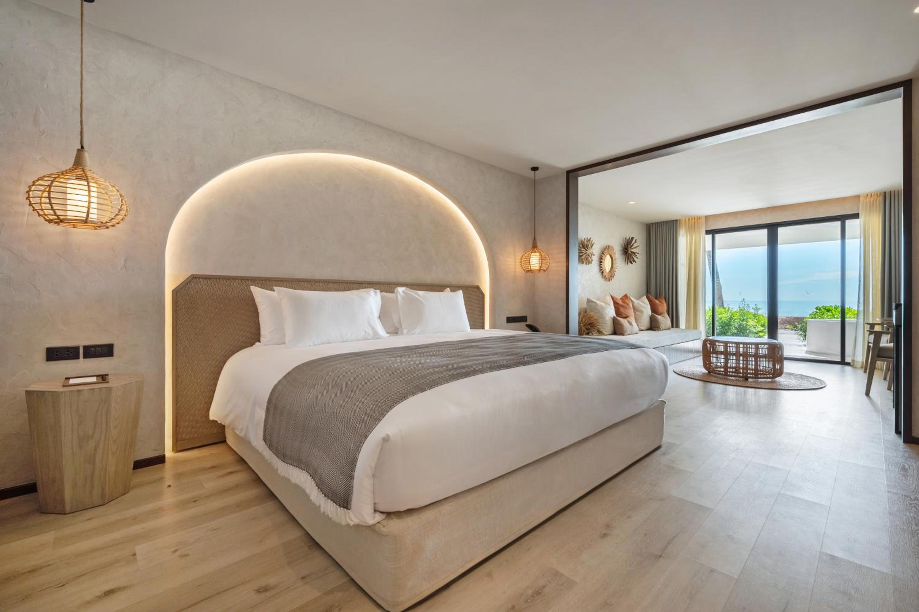 Mini Suite Beachfront King Room - Photo 15