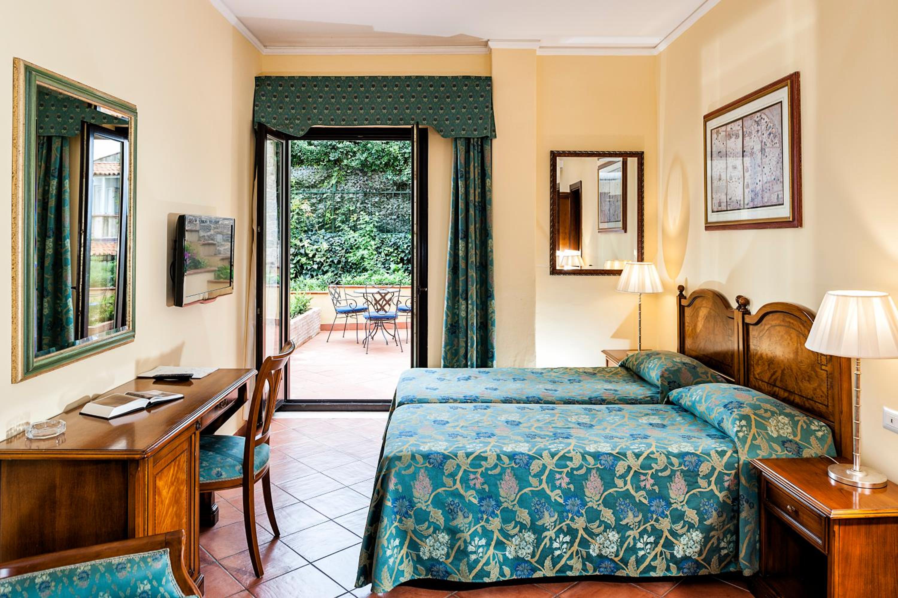 Double or Twin Room with Side Sea View - Photo 1