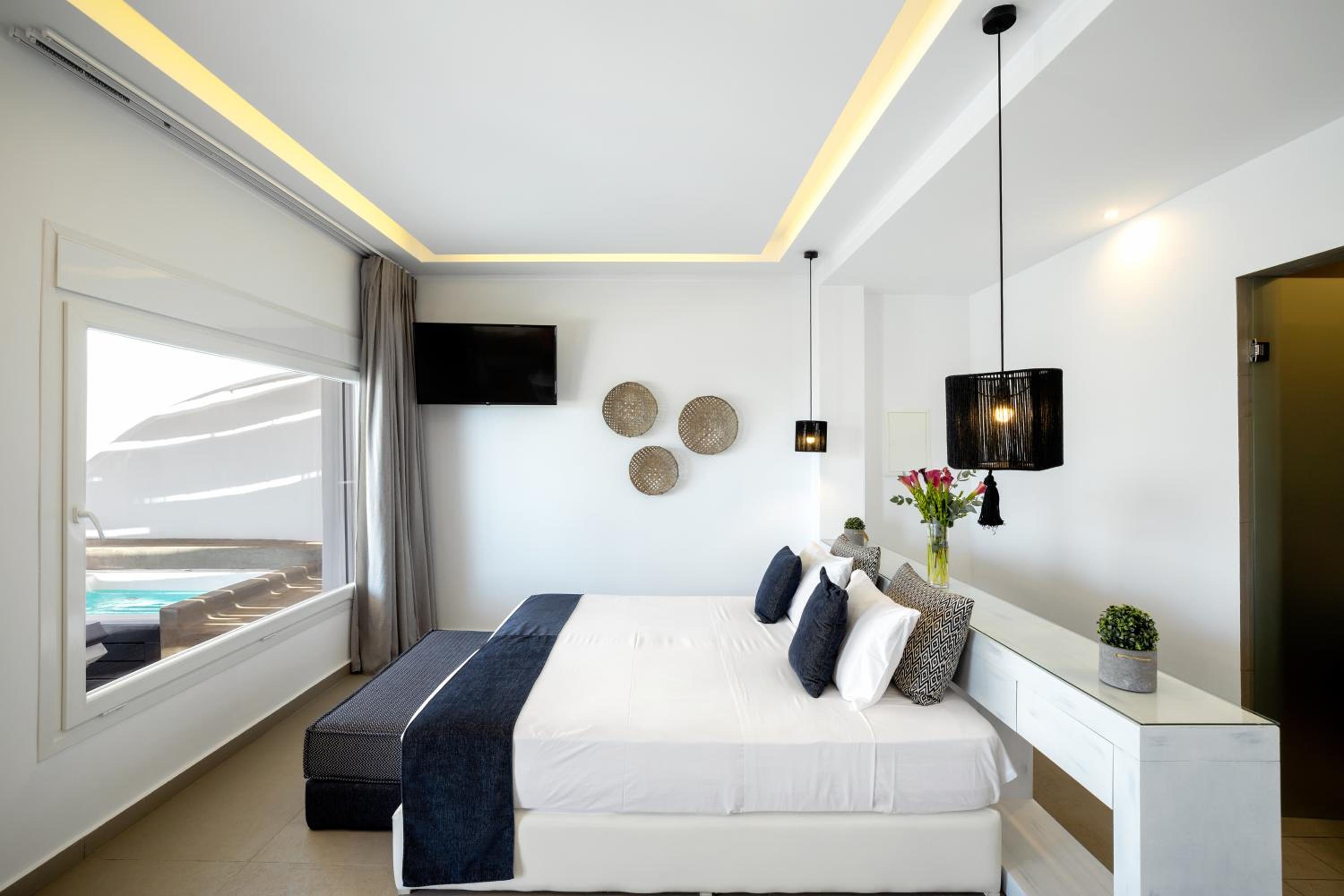 Deluxe Triple Room with Side Sea View and Outdoor Jacuzzi photo 2