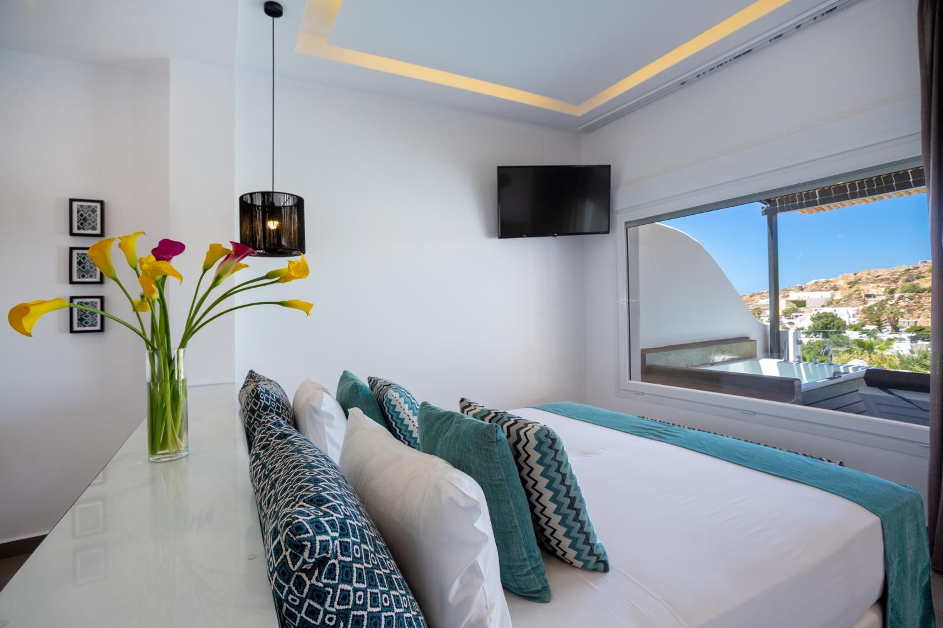 Deluxe Triple Room with Side Sea View and Outdoor Jacuzzi photo 3