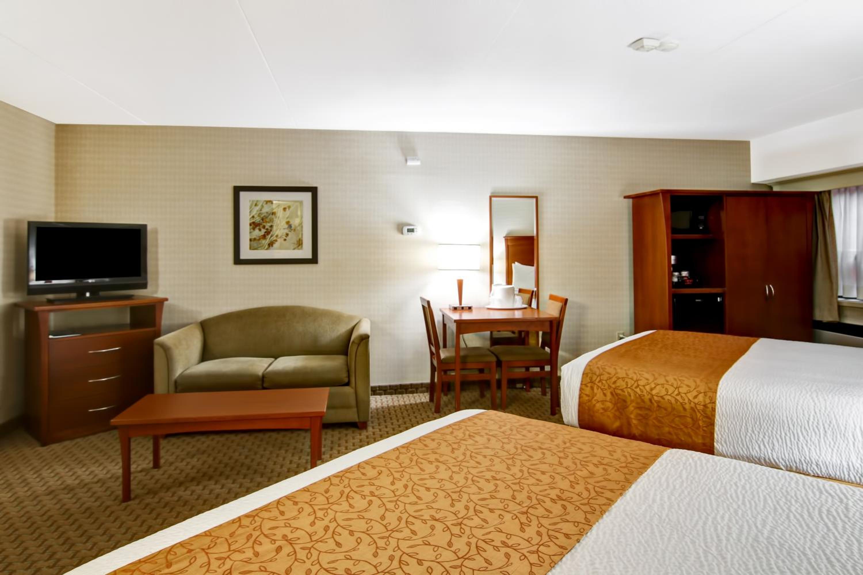 Queen Room with Two Queen Beds and Sofa Bed- Non-Smoking - Photo 4