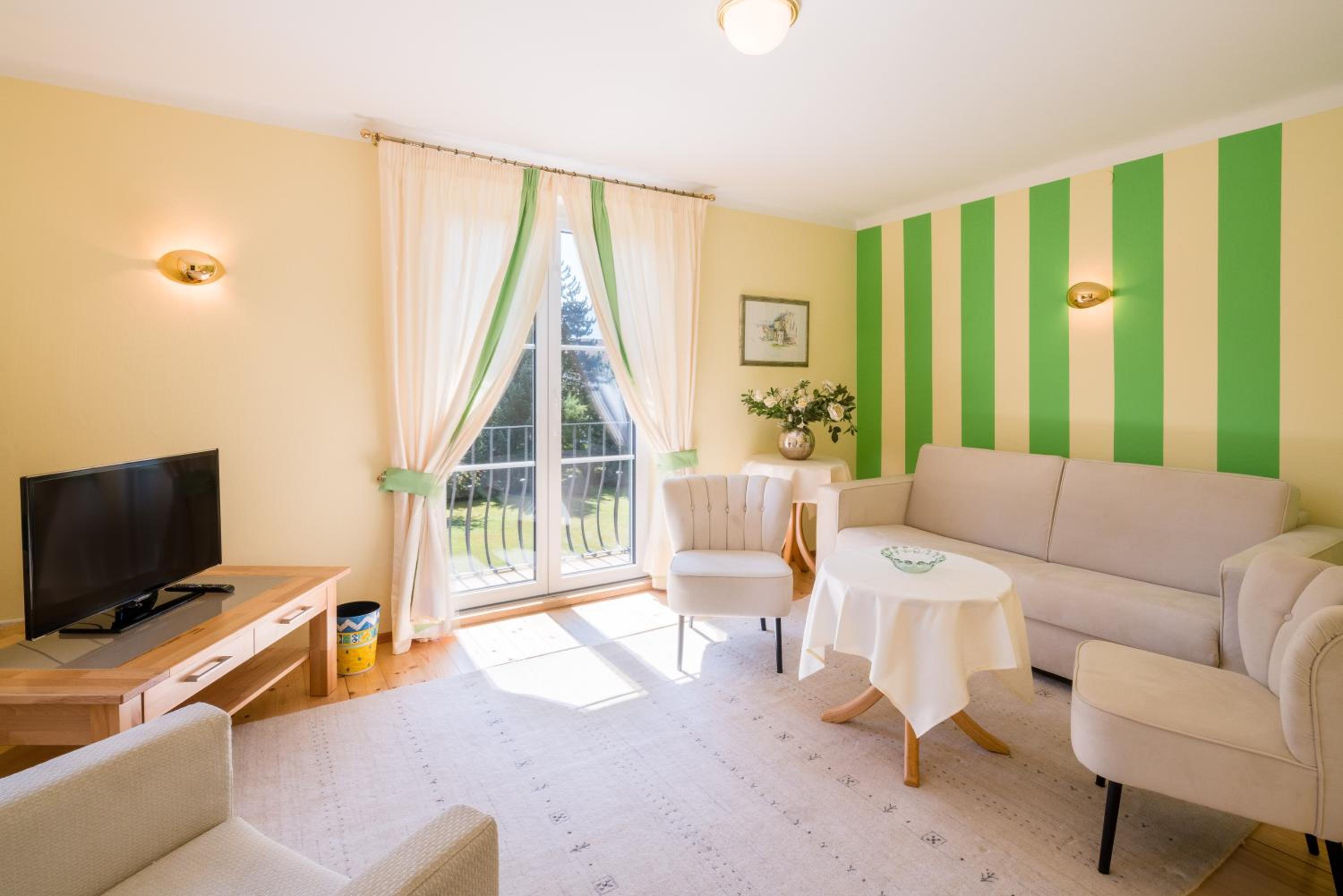 One-Bedroom Suite with Garden View photo 3