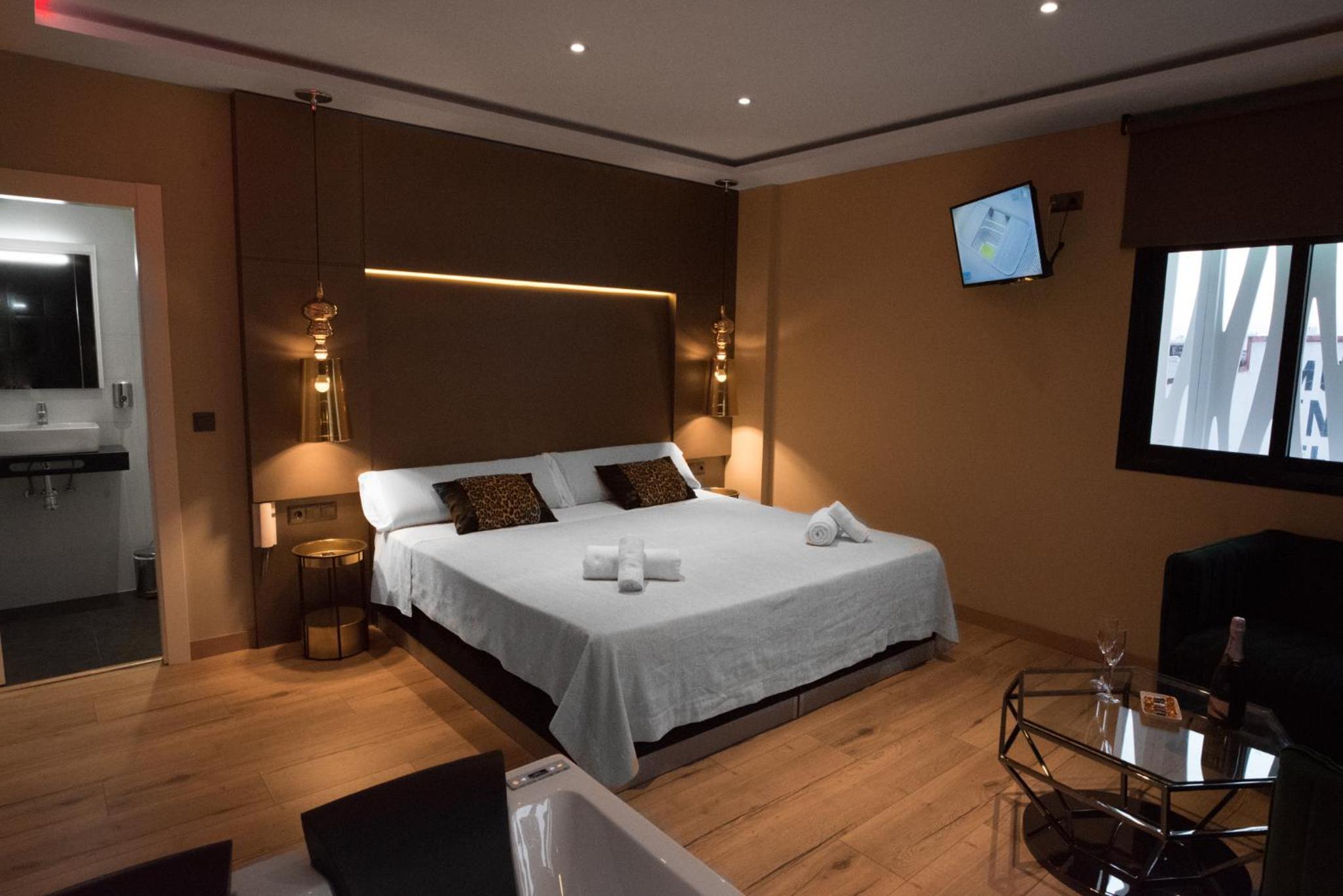 Deluxe Suite with Spa Bath - Photo 4