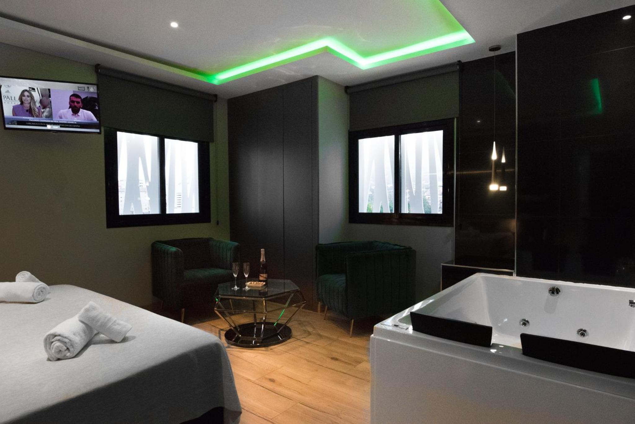 Deluxe Suite with Spa Bath - Photo 2