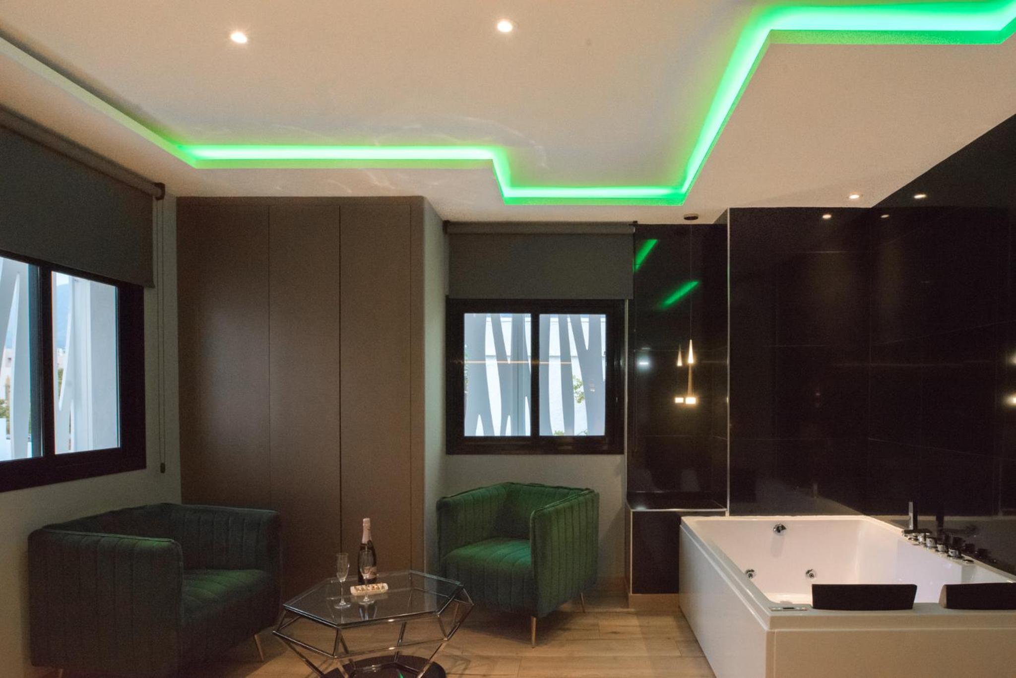Deluxe Suite with Spa Bath - Photo 15