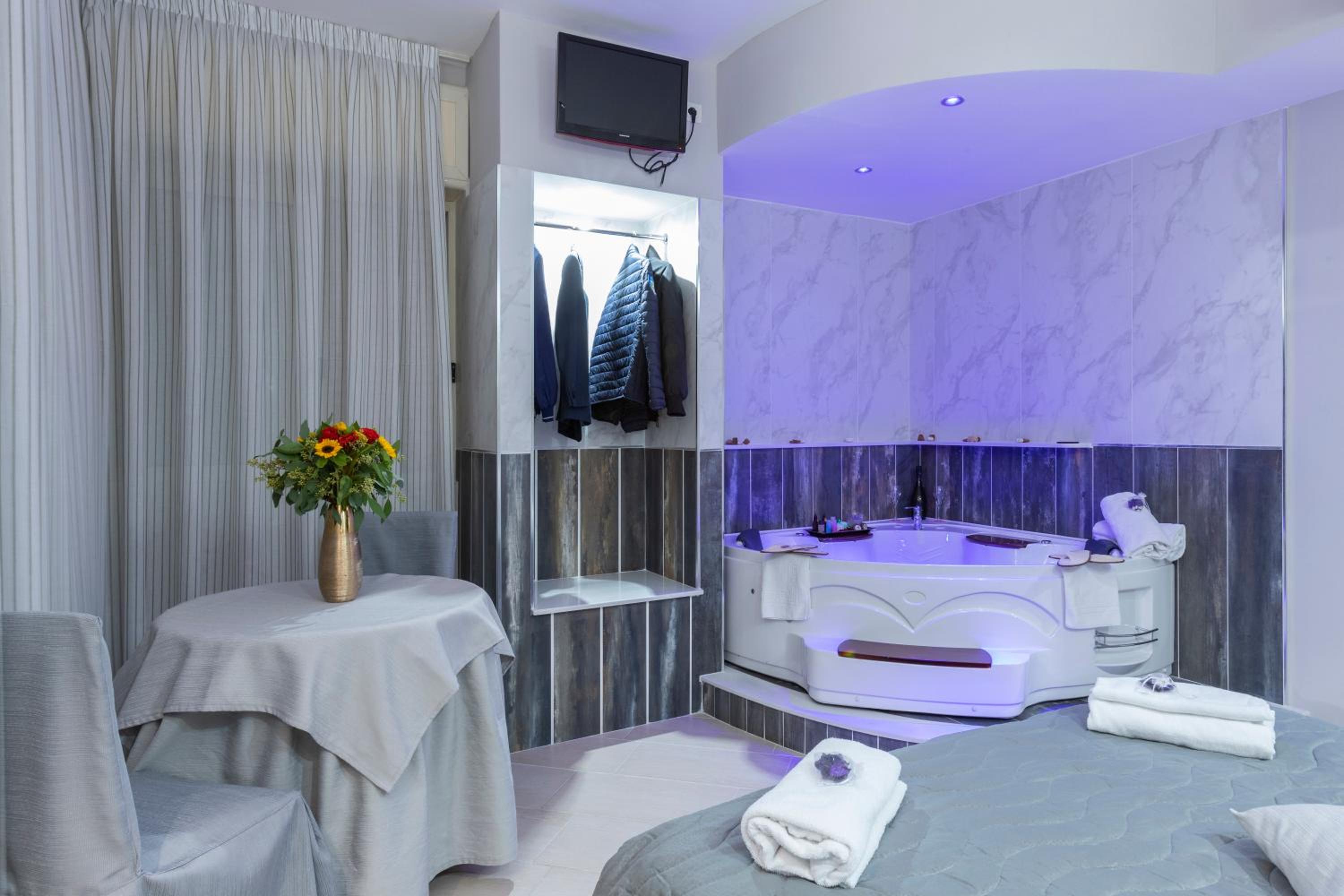Junior Suite with Spa Bath photo 1