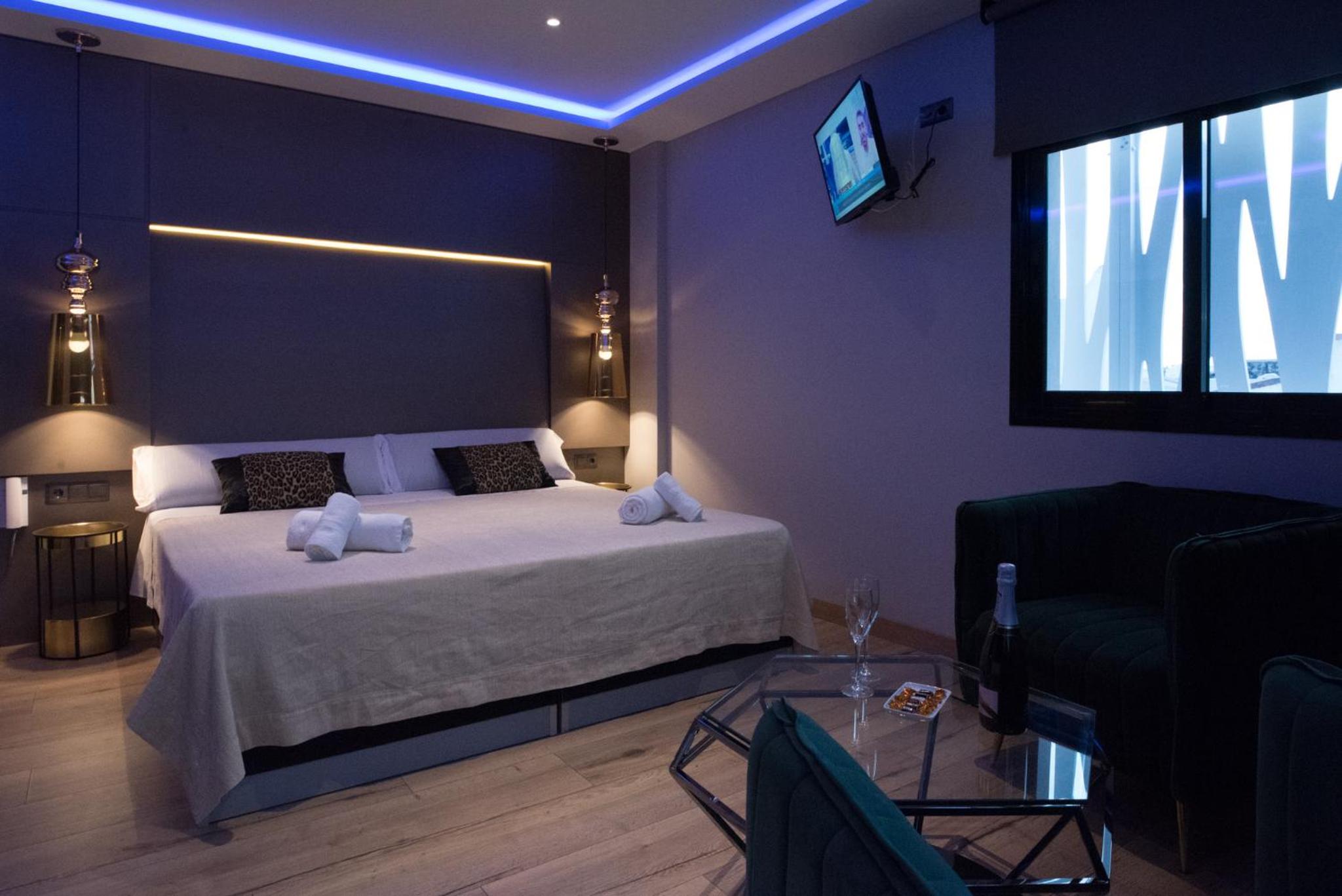 Deluxe Suite with Spa Bath - Photo 14