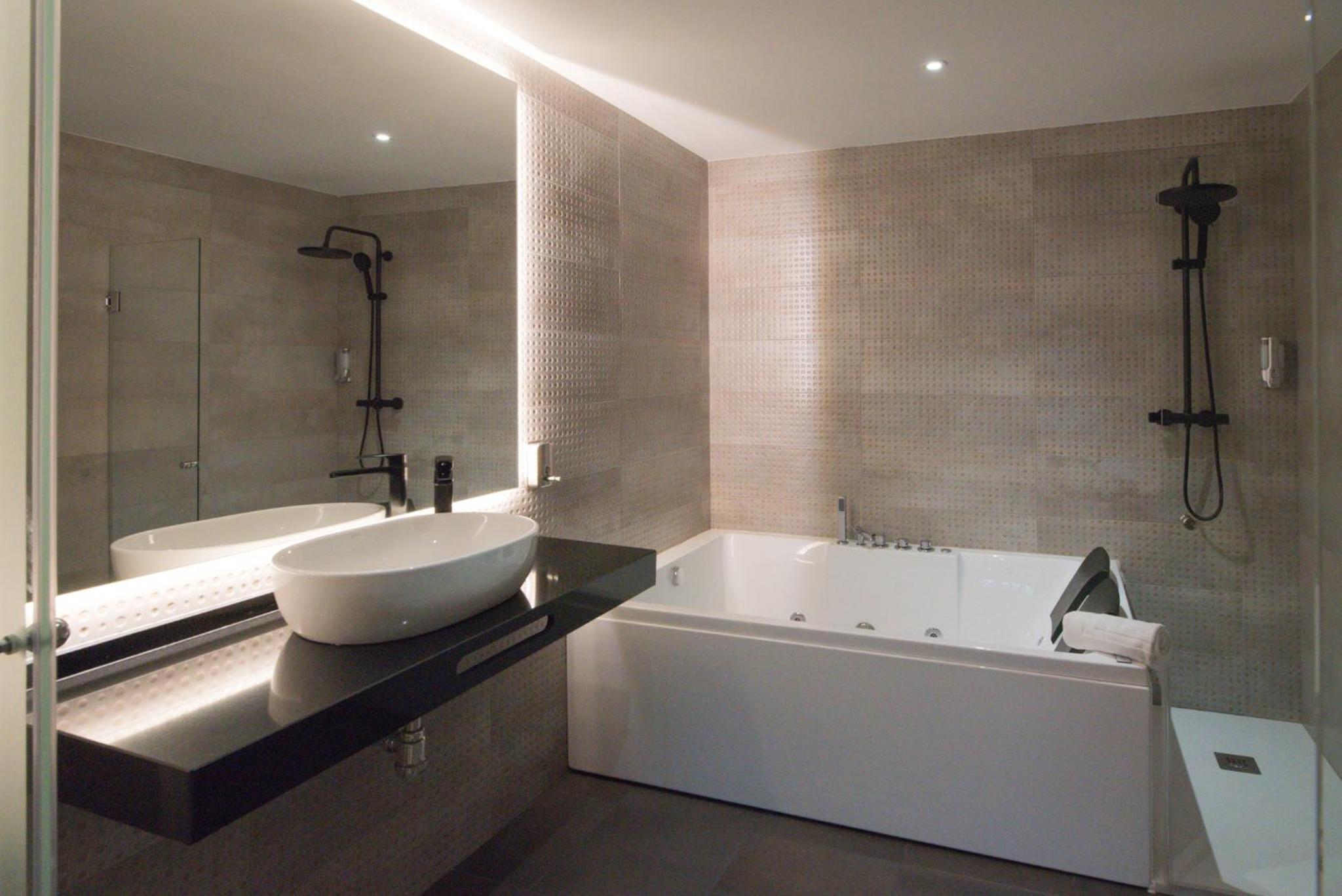 Deluxe Suite with Spa Bath - Photo 6