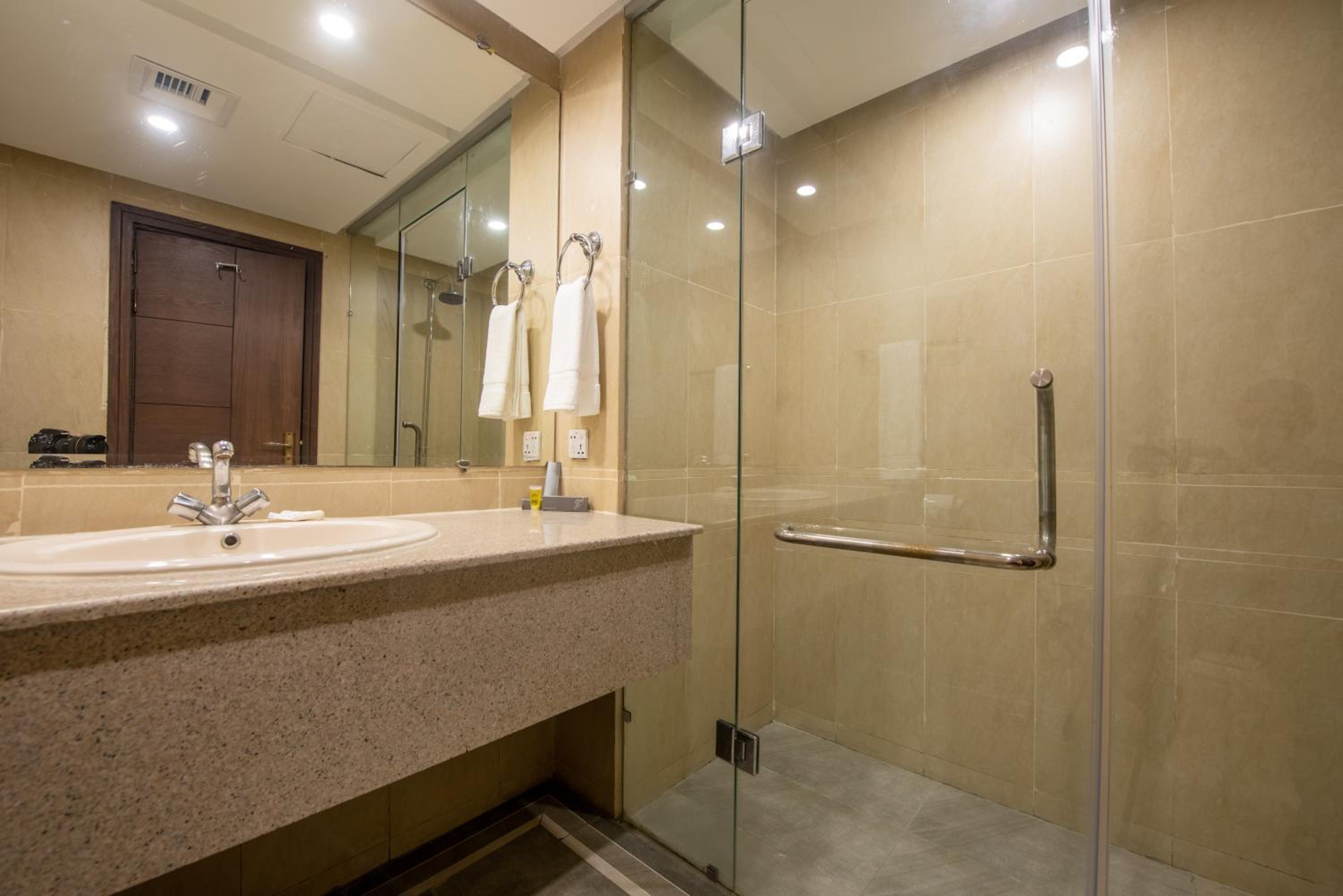 Deluxe King Room - Photo 4