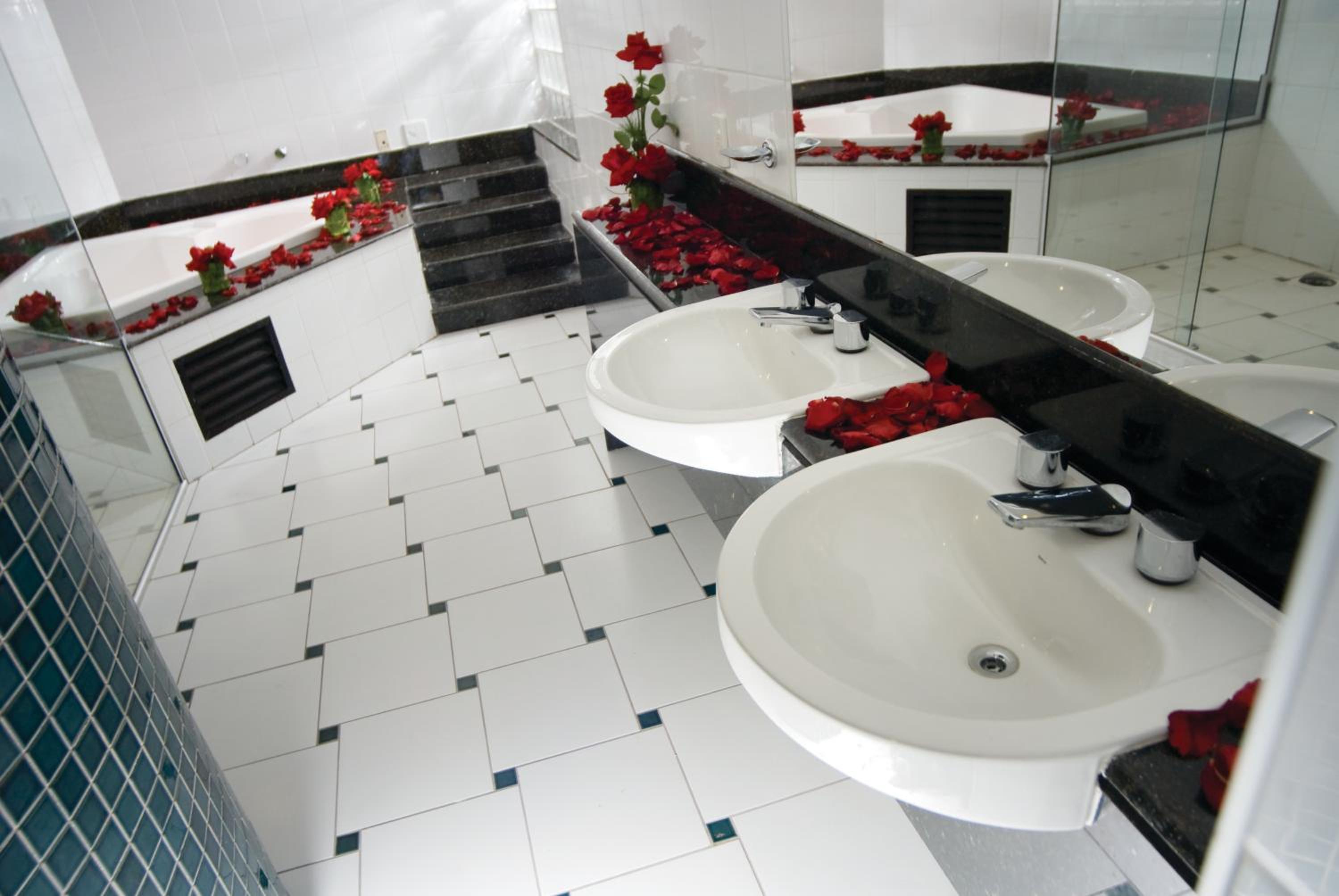 Deluxe Suite with Spa Bath photo 2