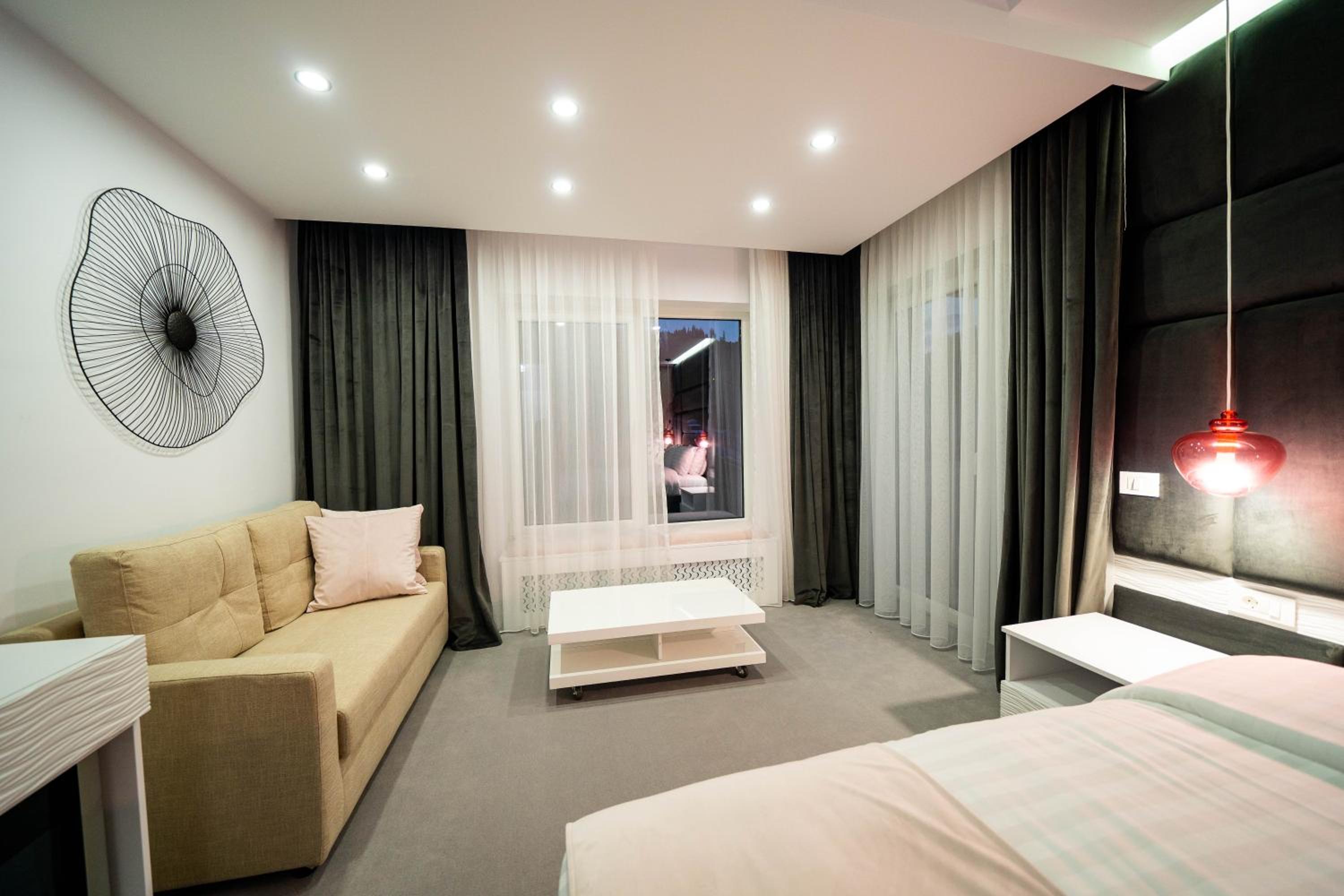 Deluxe Room (2 Adults + 1 Child) - Photo 17