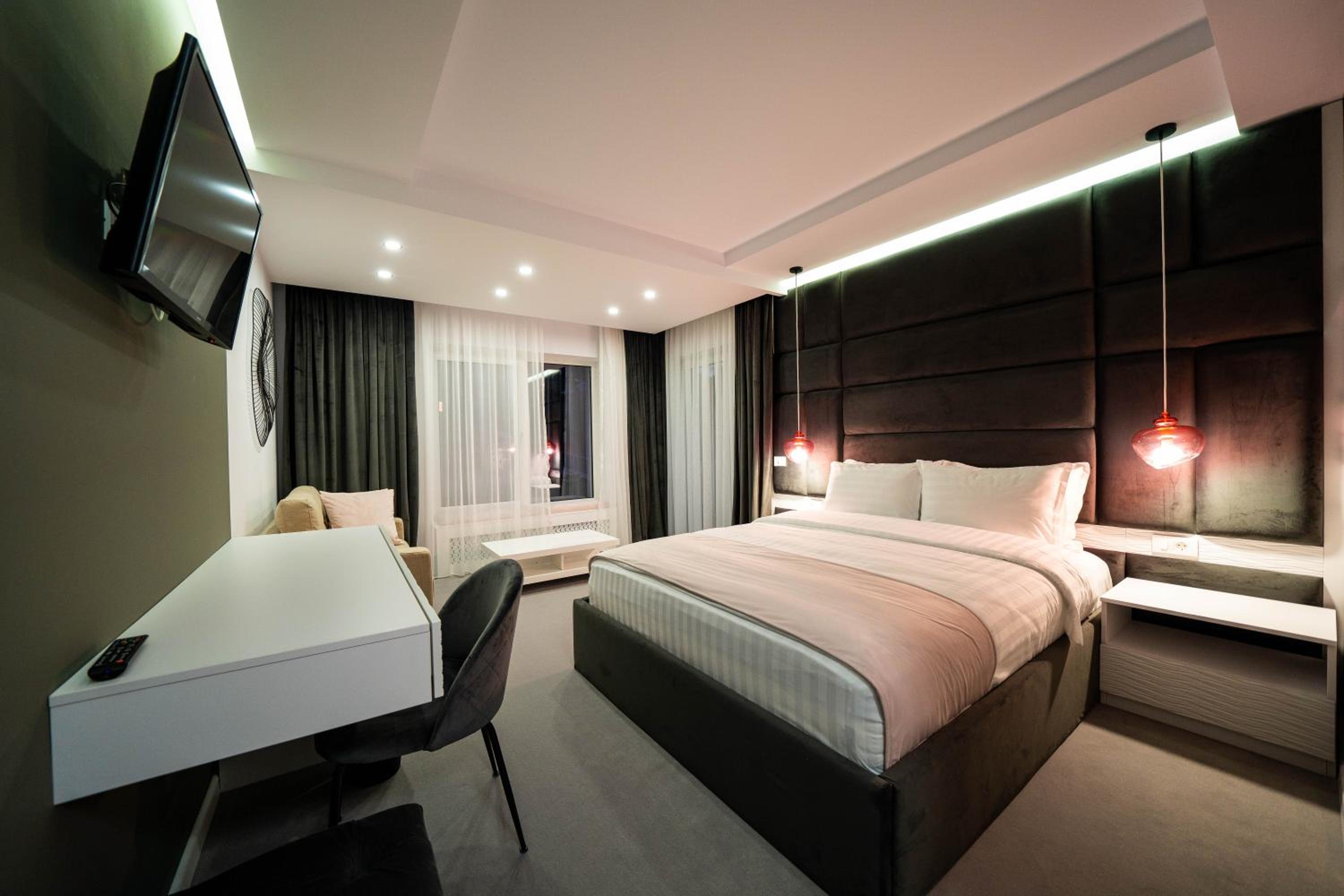 Deluxe Room (2 Adults + 1 Child) - Photo 2