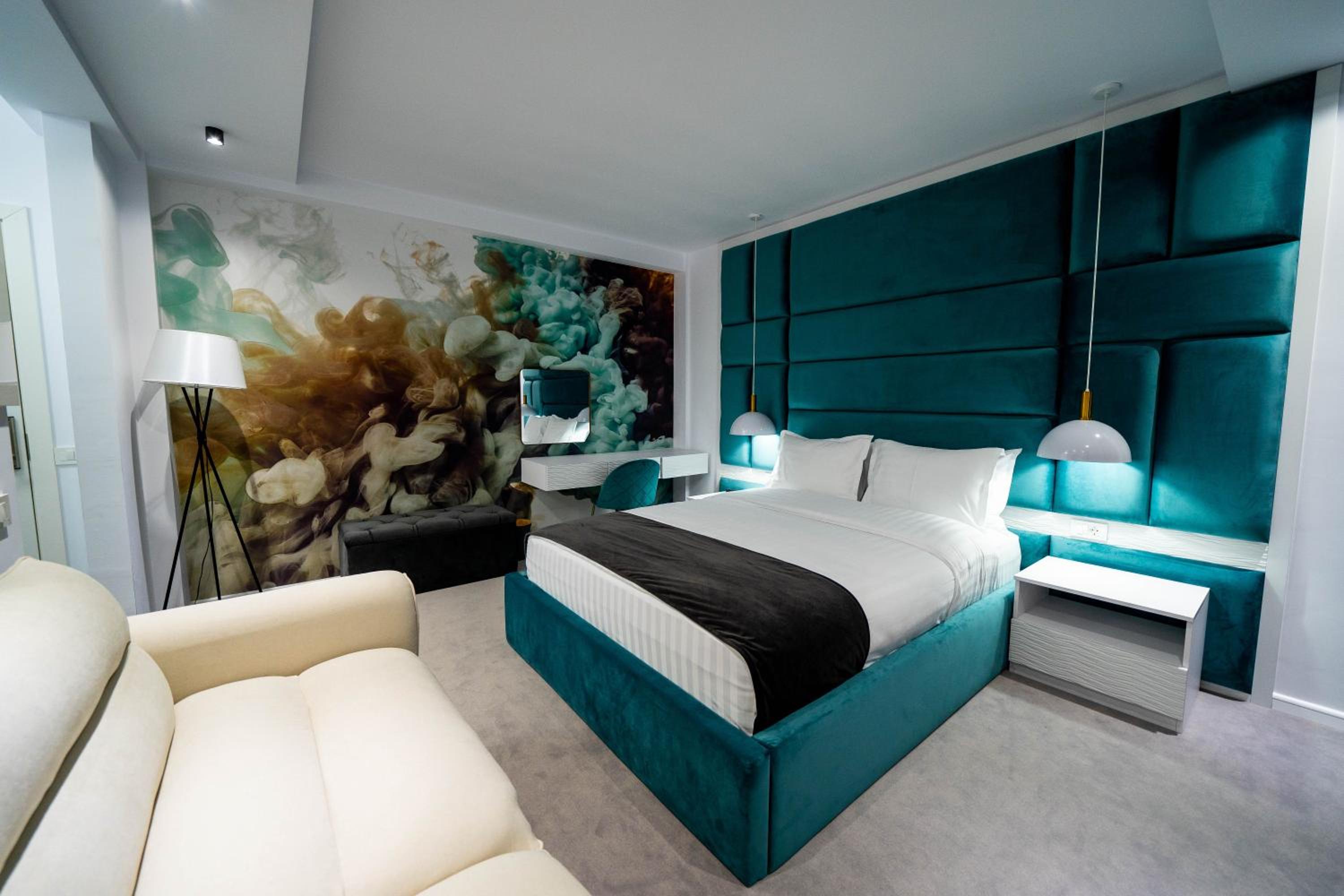 Deluxe Room (2 Adults + 1 Child) - Photo 1