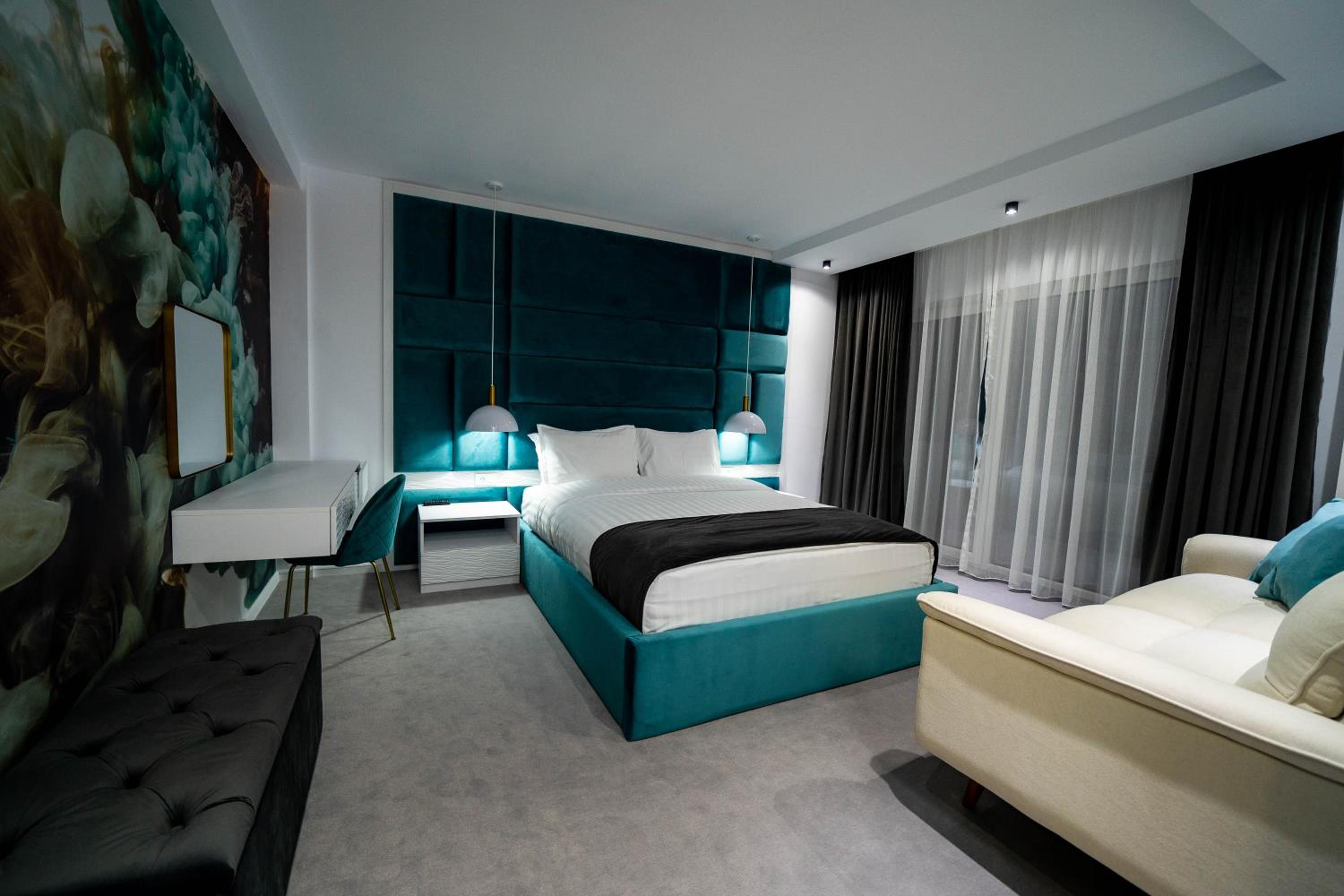 Deluxe Room (2 Adults + 1 Child) - Photo 12