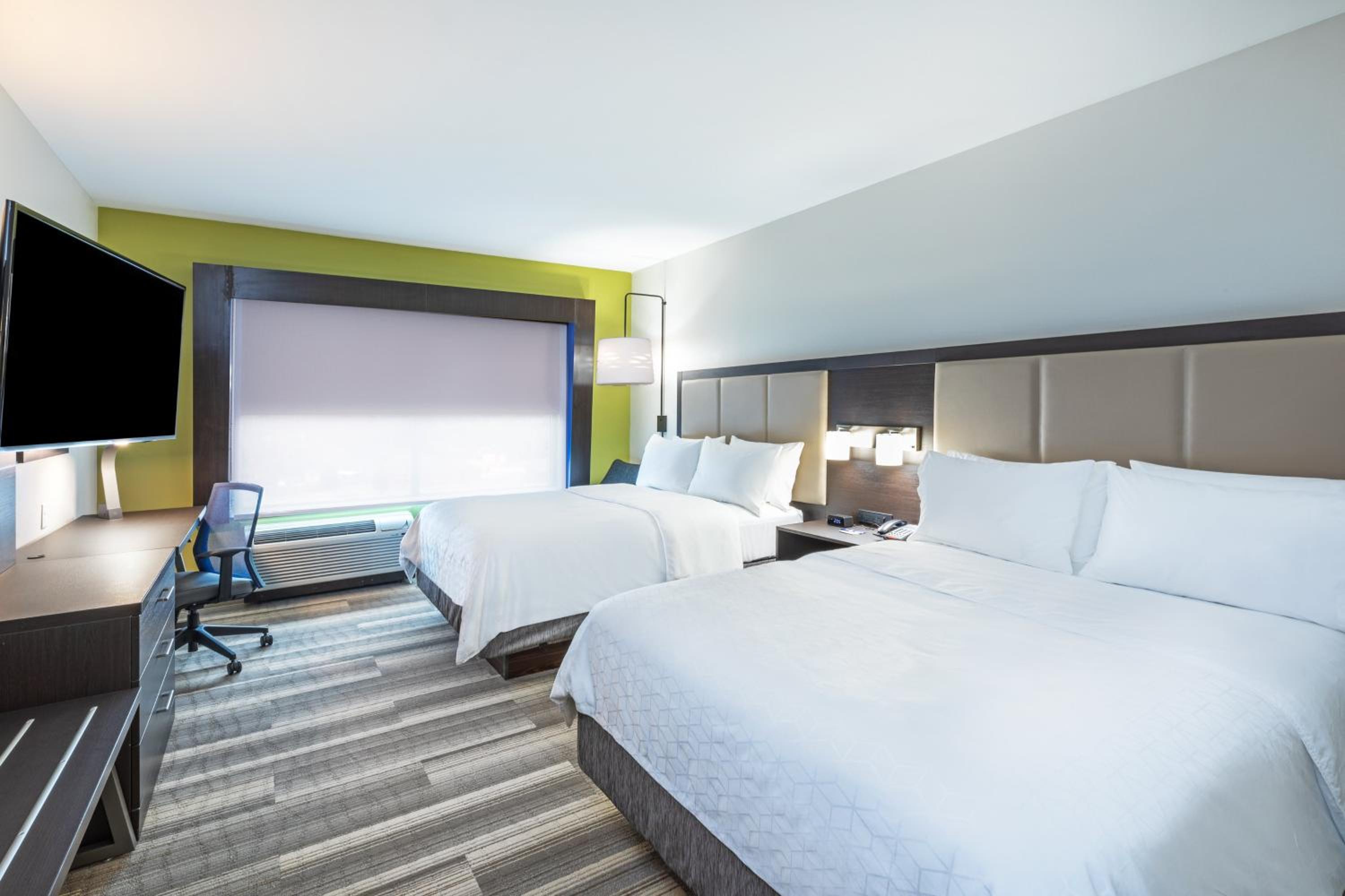 Standard Queen Room with Two Queen Beds - Photo 2