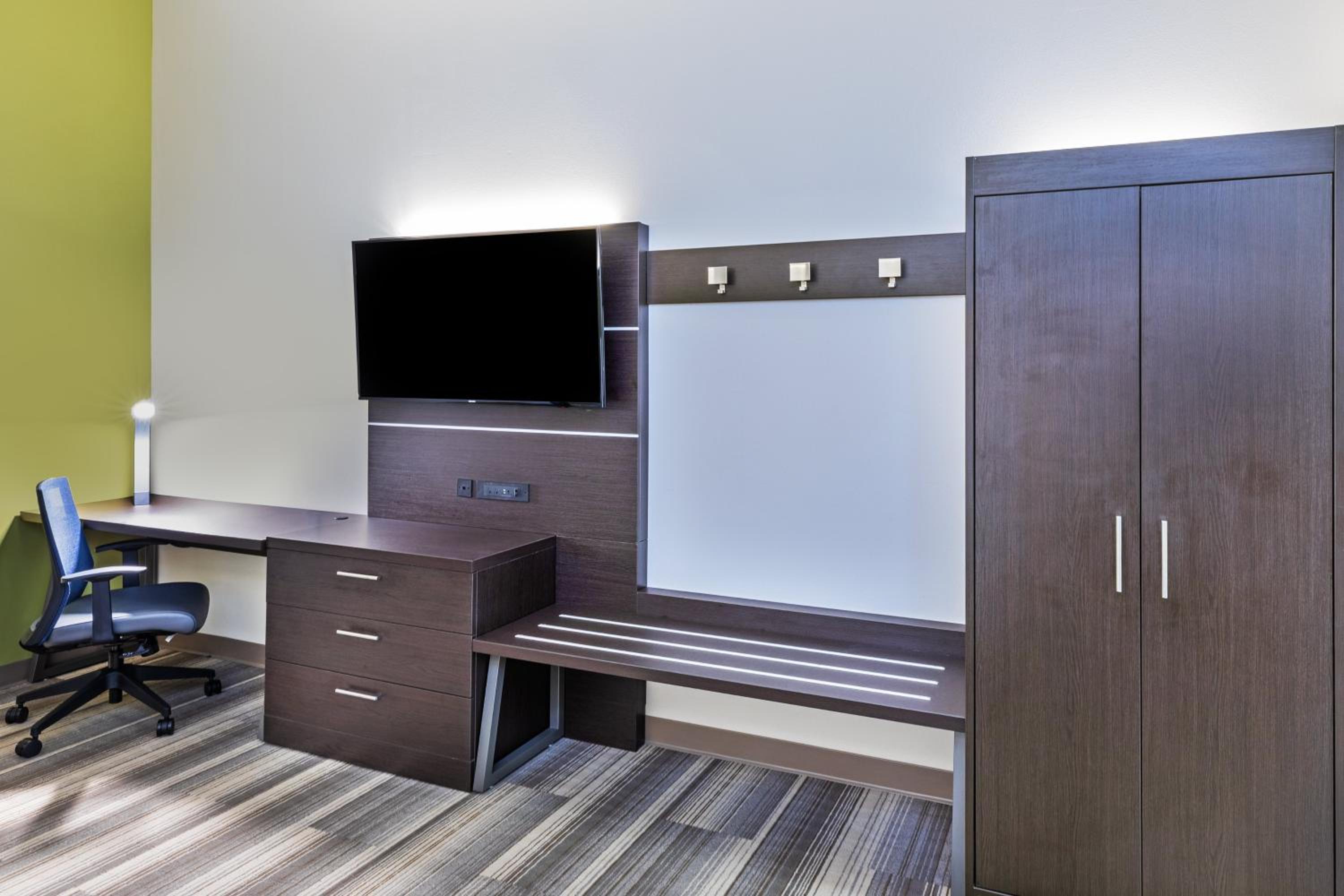 King Room with Roll-In Shower - Disability Access - Photo 1