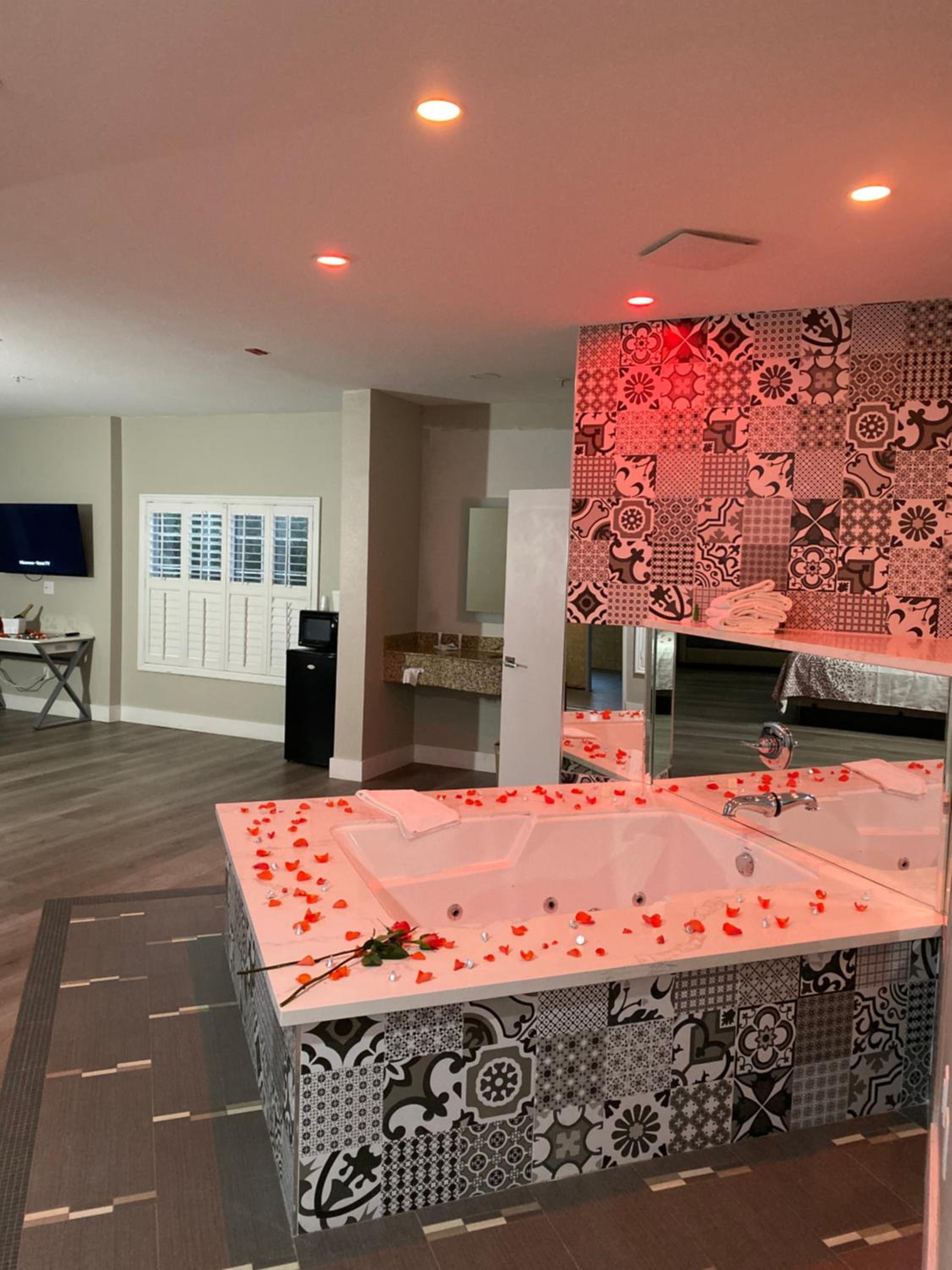 Suite with Hot Tub - Photo 15