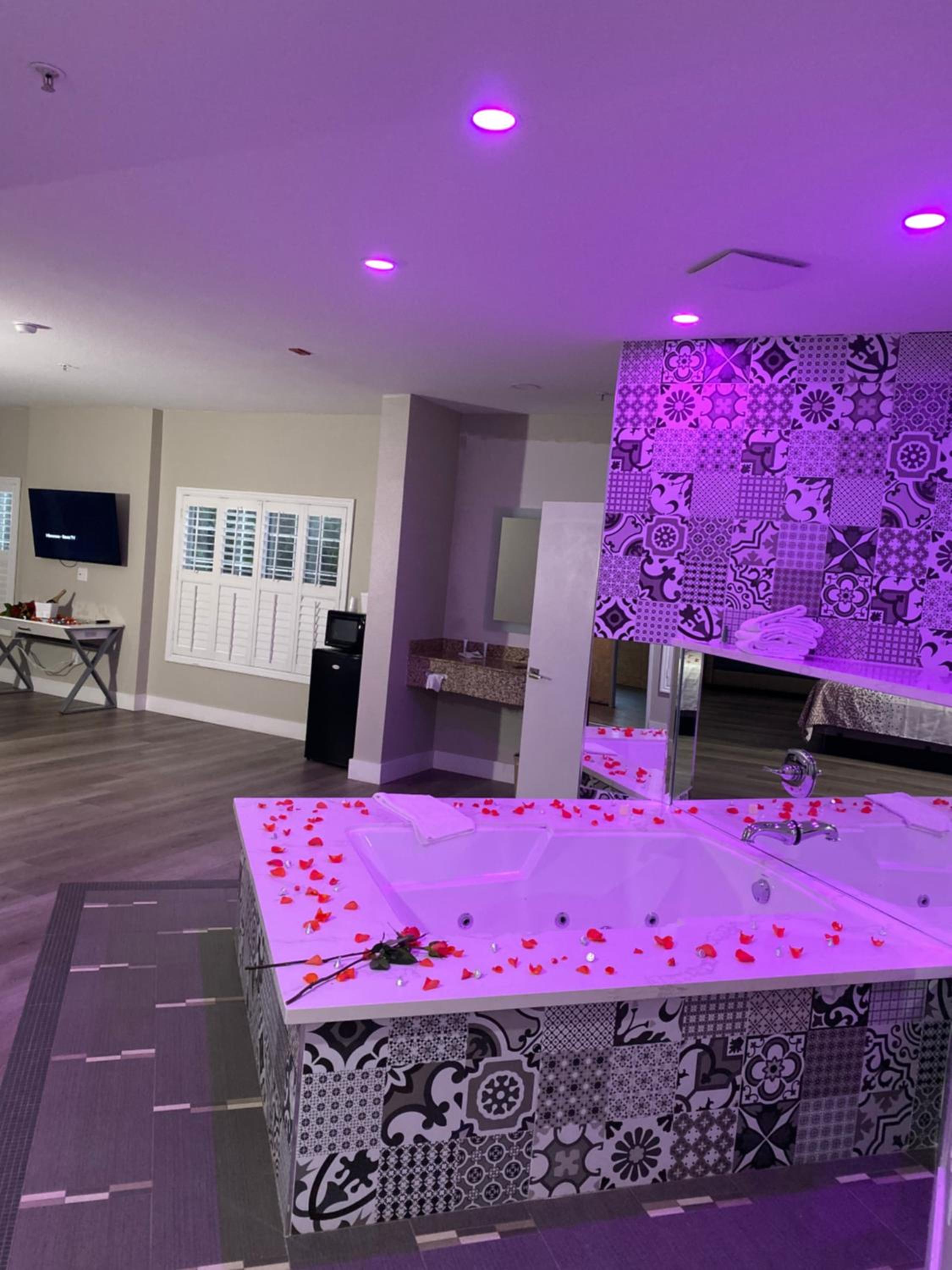 Suite with Hot Tub - Photo 14