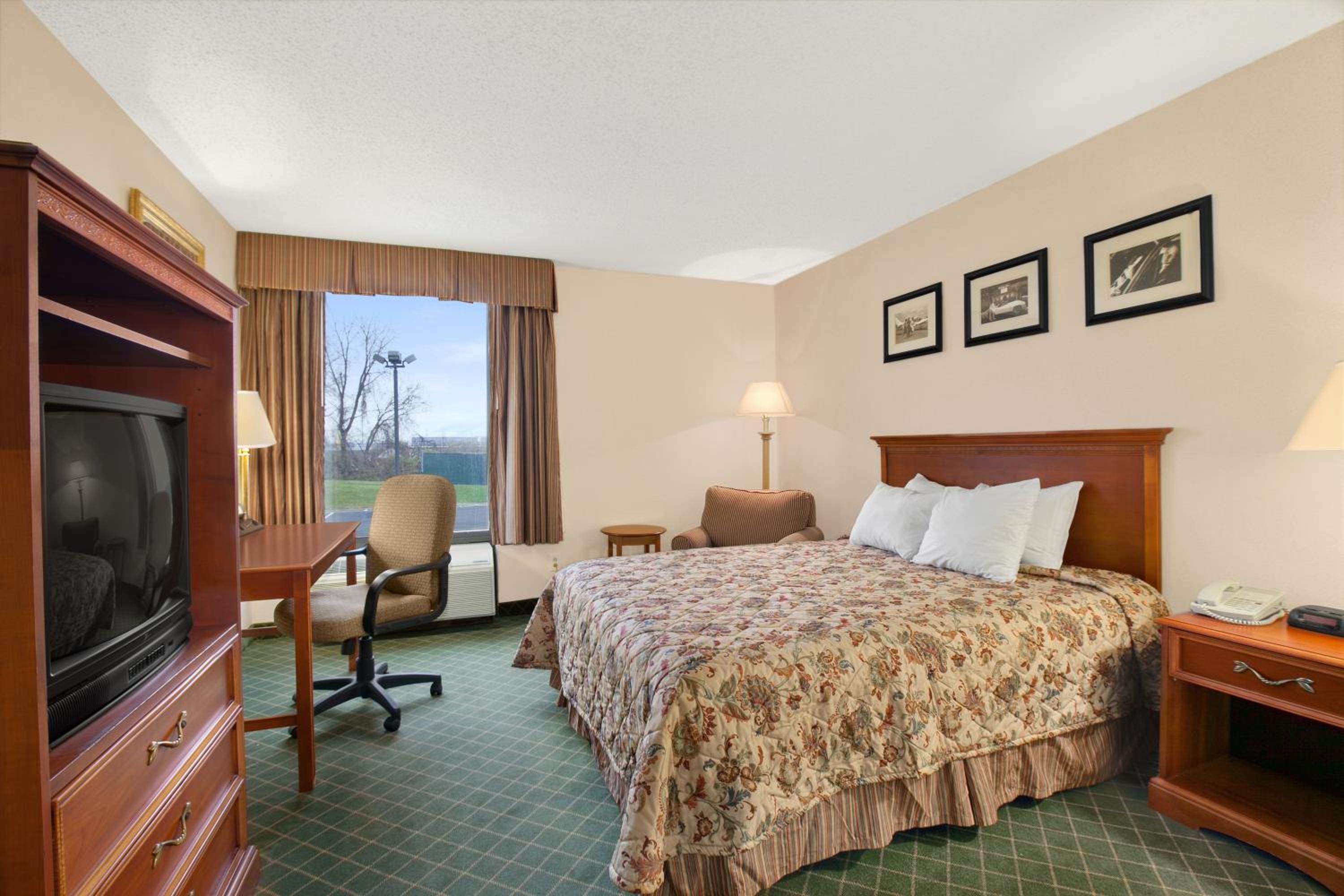 Standard King Room - Non-Smoking  - Photo 1