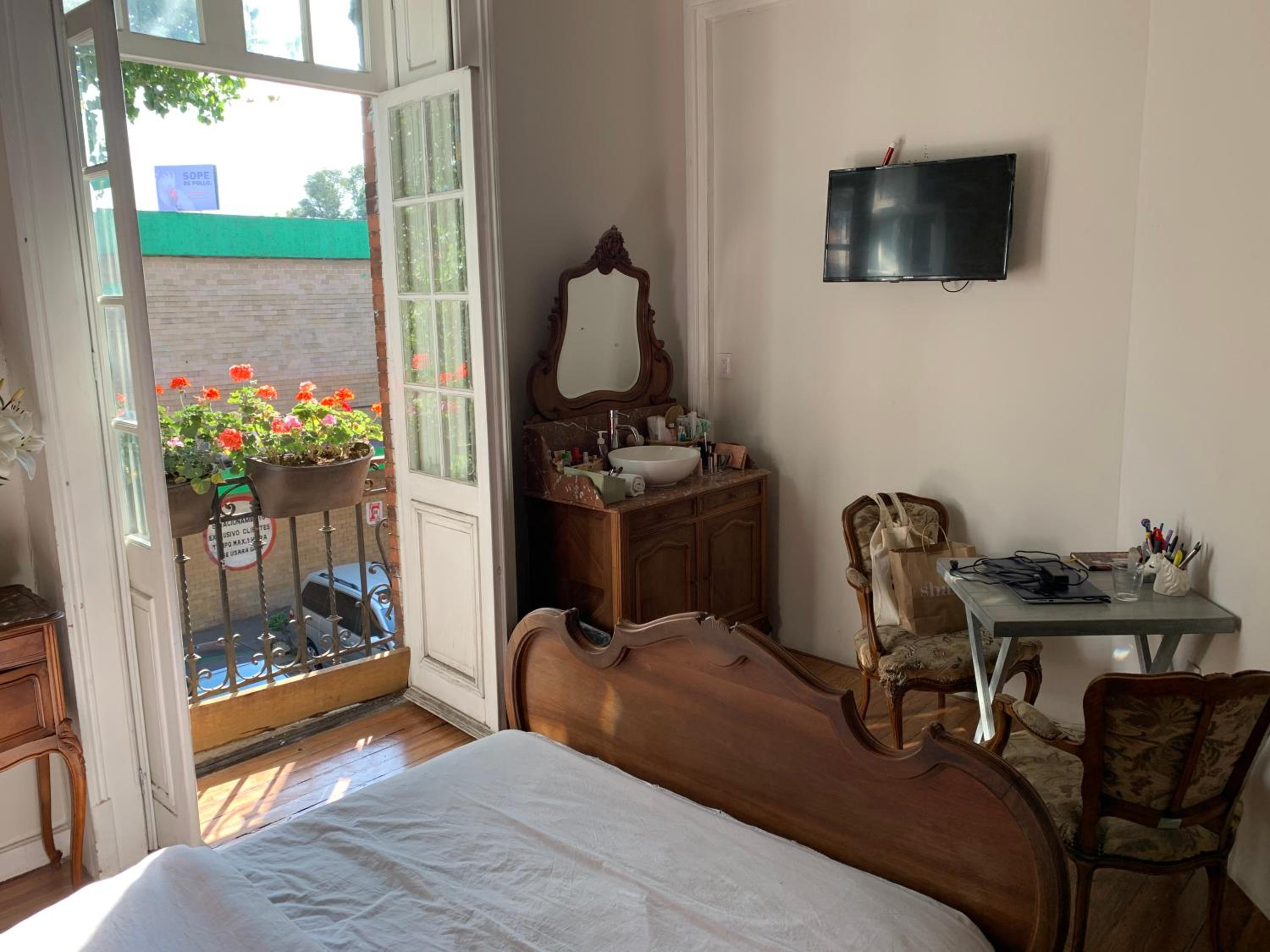 Double Room with Balcony - Photo 18