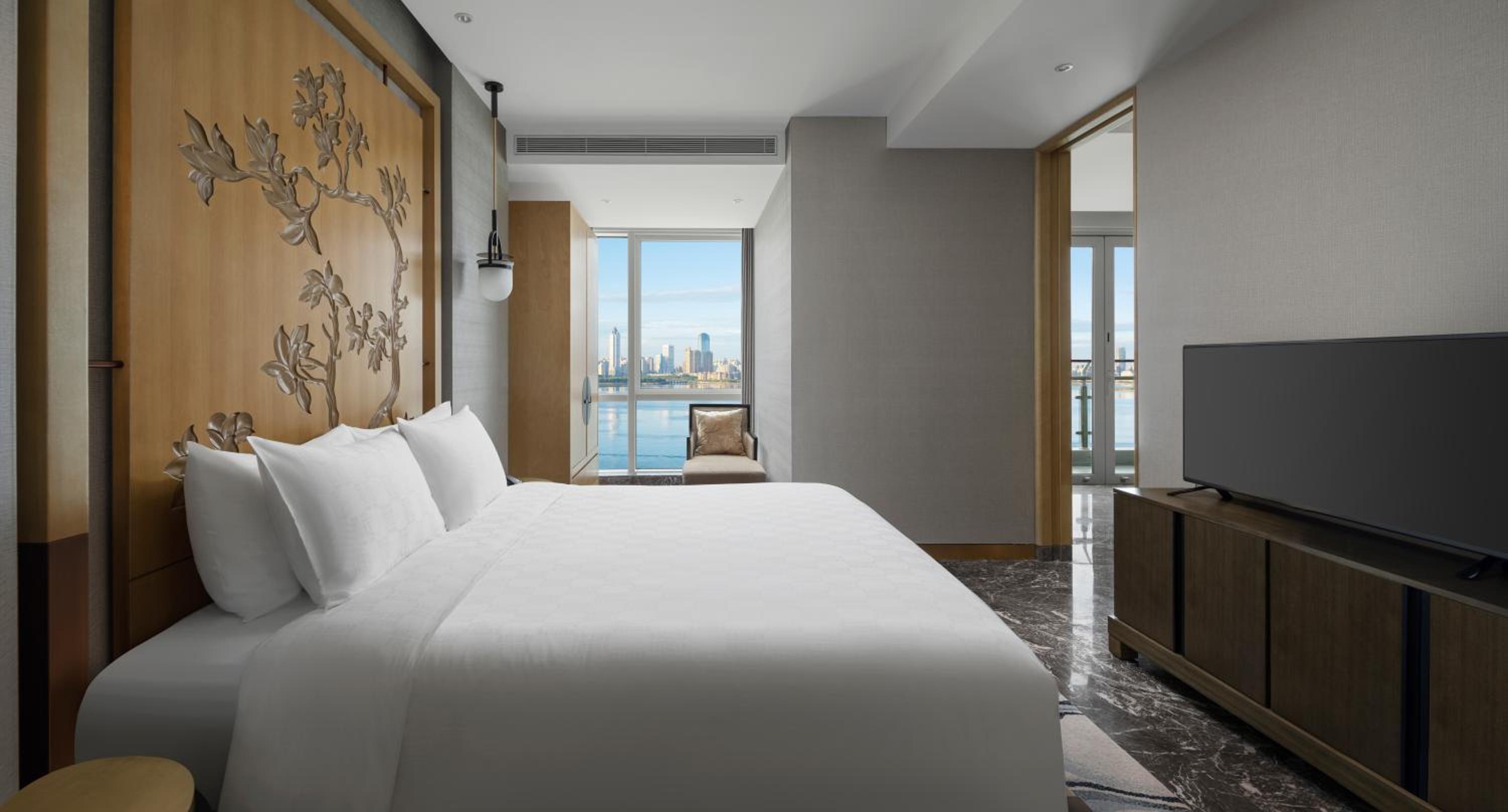One-Bedroom Suite with Sea View and Kitchen