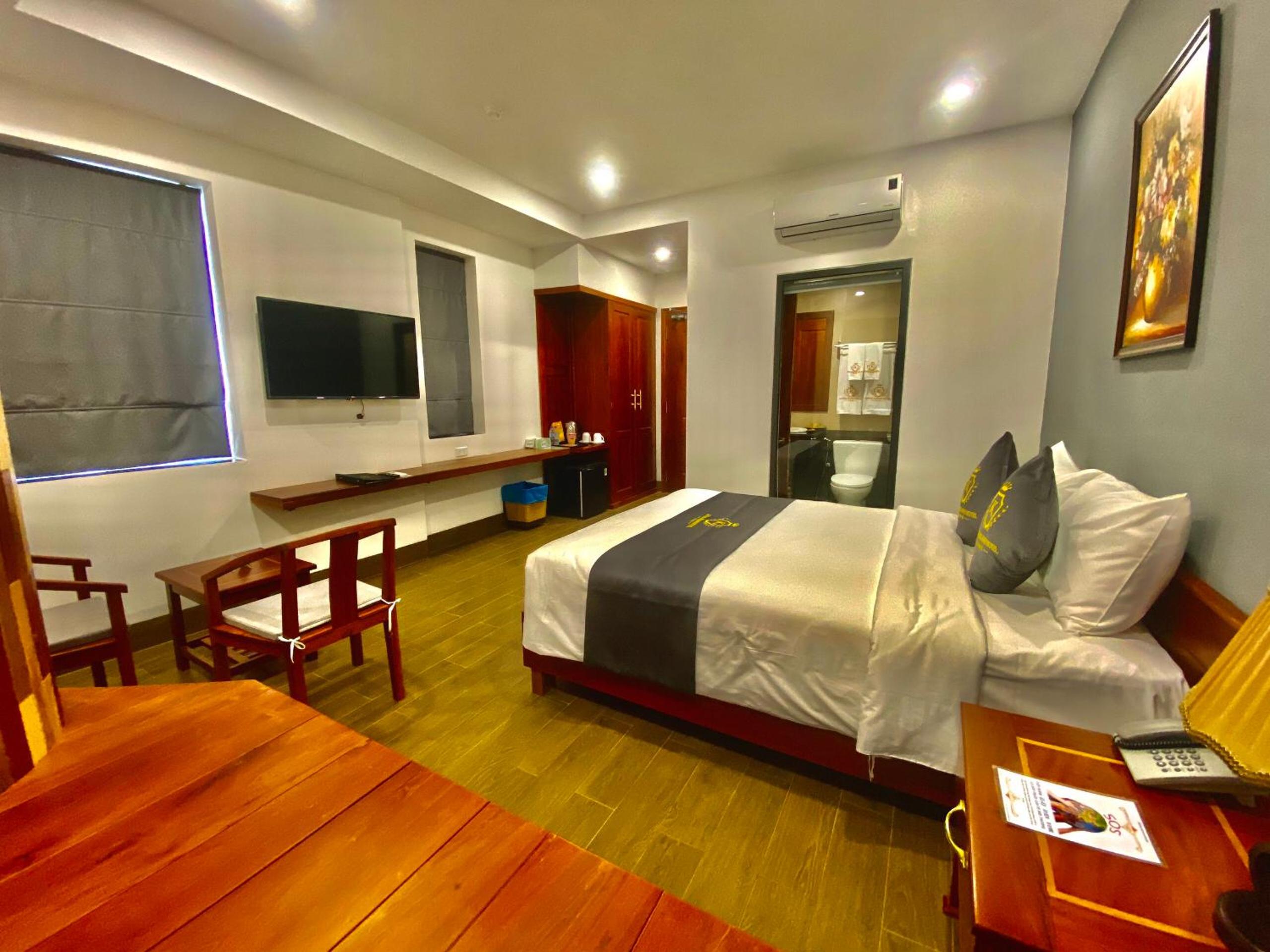 Executive Suite - Photo 2