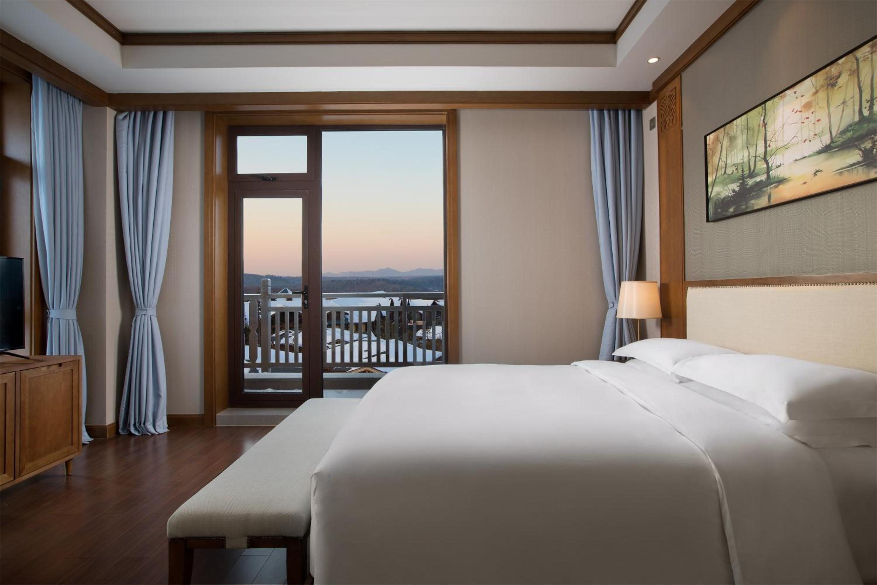 Family Suite with Mountain View photo 1
