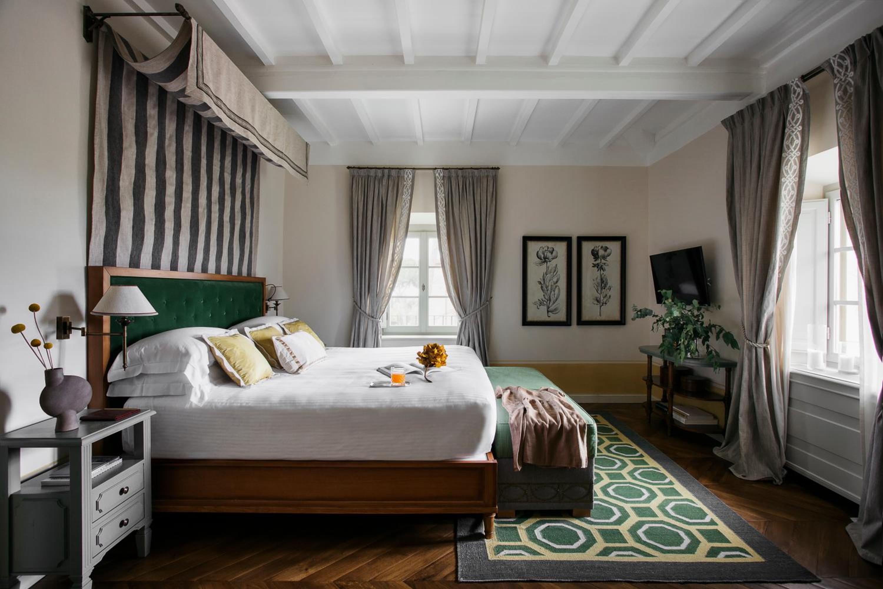 Suite - Photo 1