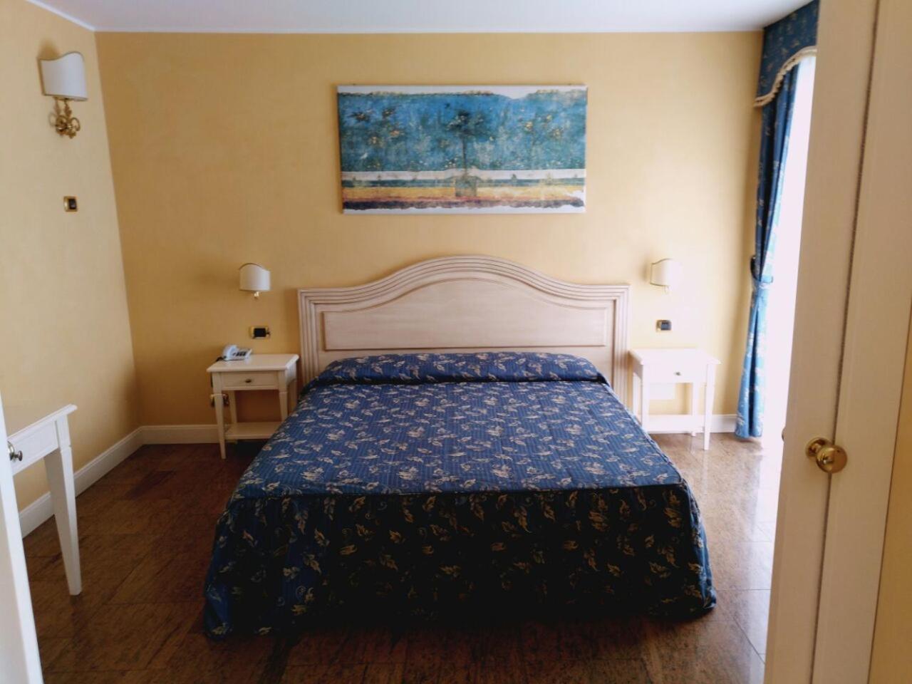 Suite with Balcony and Sea View - Photo 4