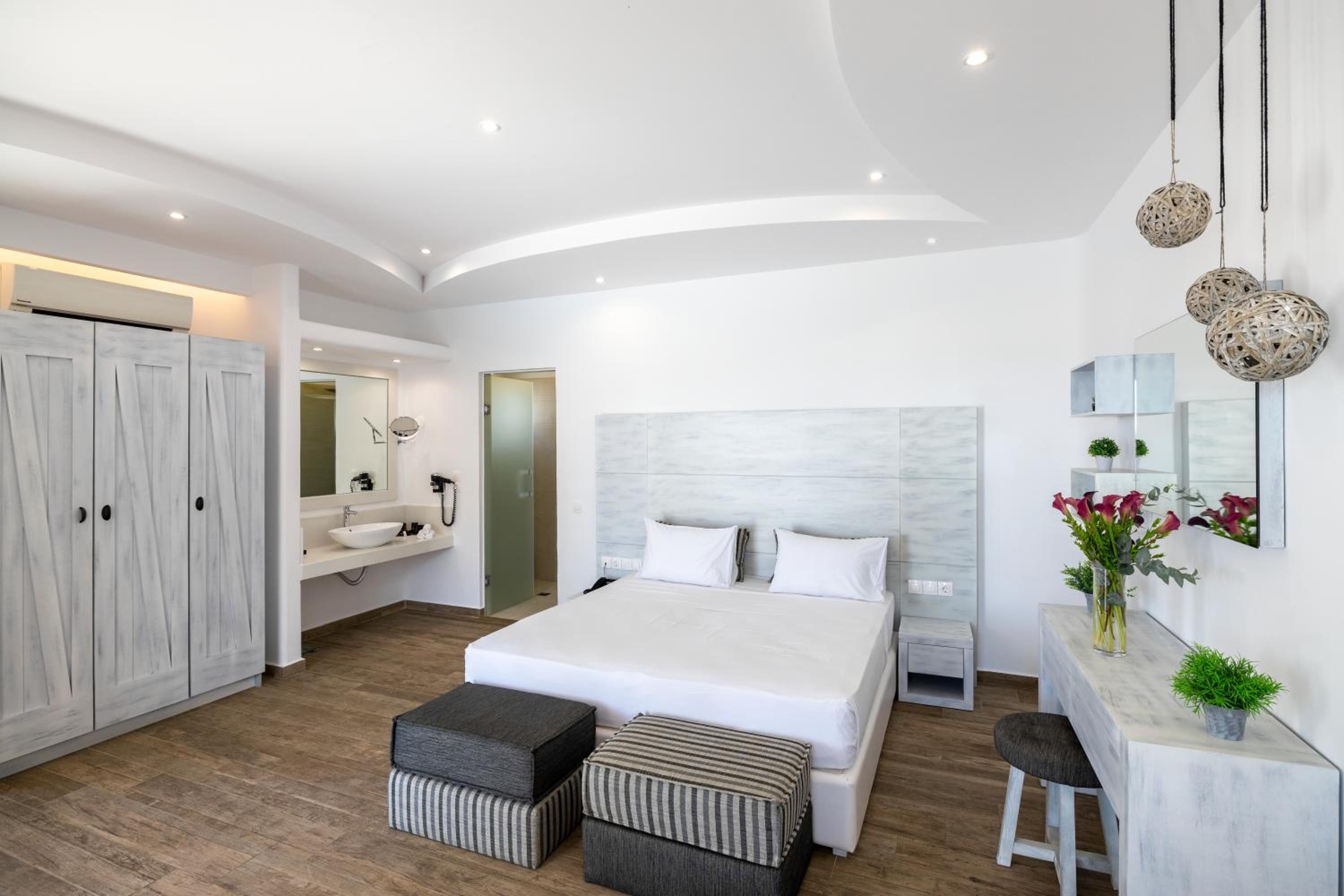Deluxe Double or Twin Room with Pool View photo 2