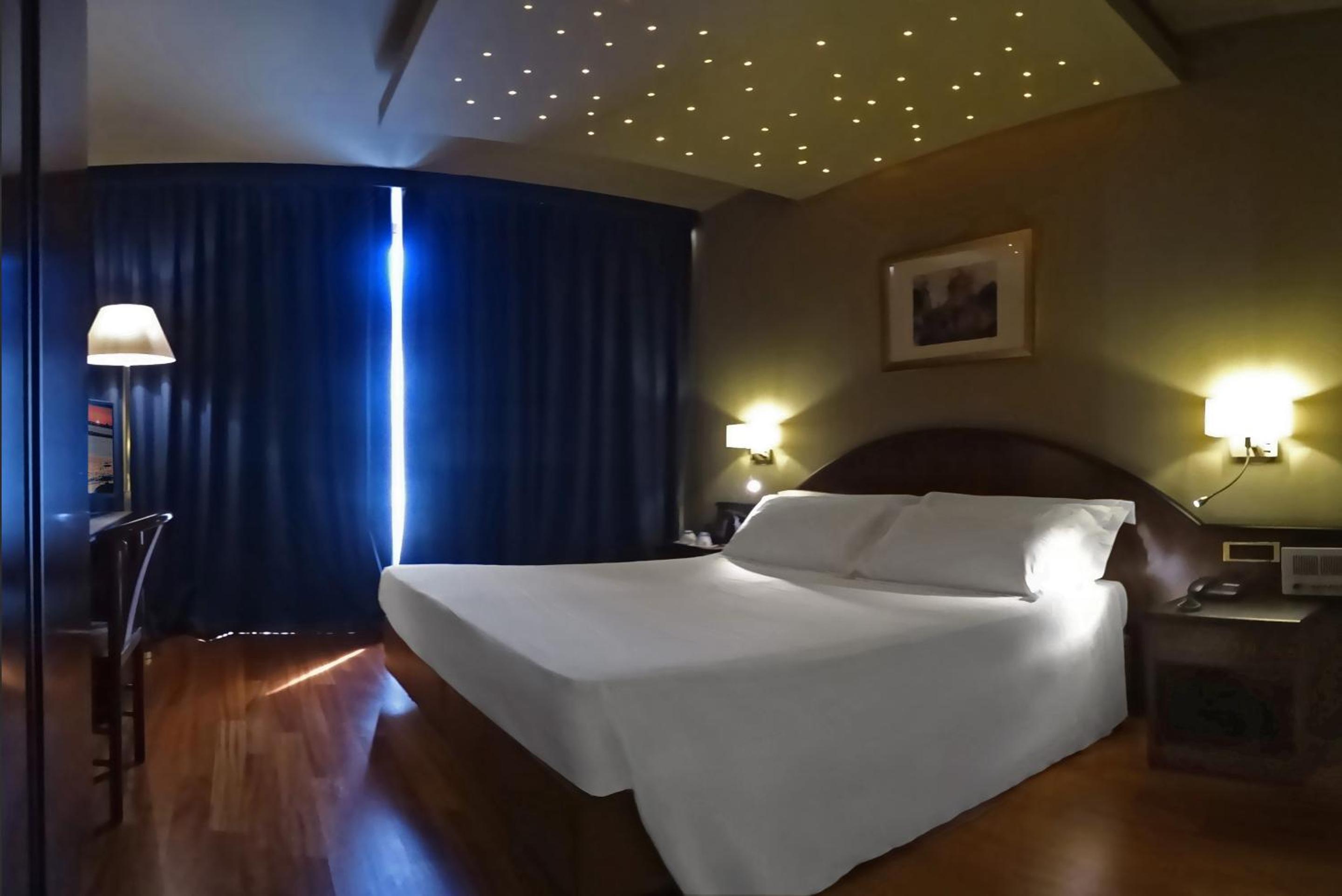 Double or Twin Room - Photo 6