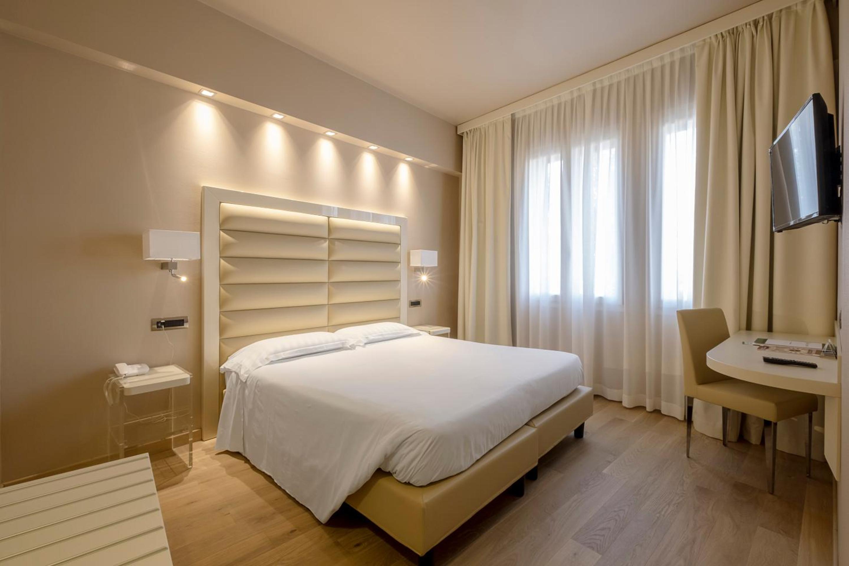 Deluxe Room - Photo 1