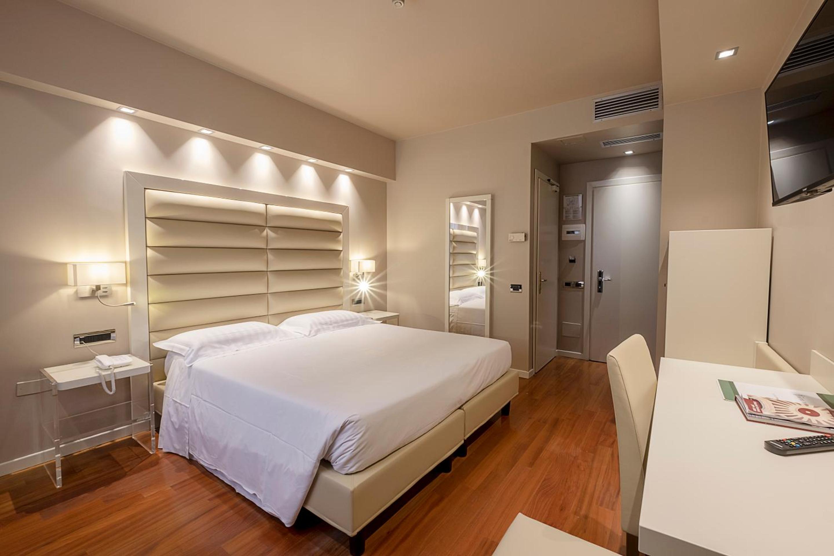 Deluxe Room - Photo 6