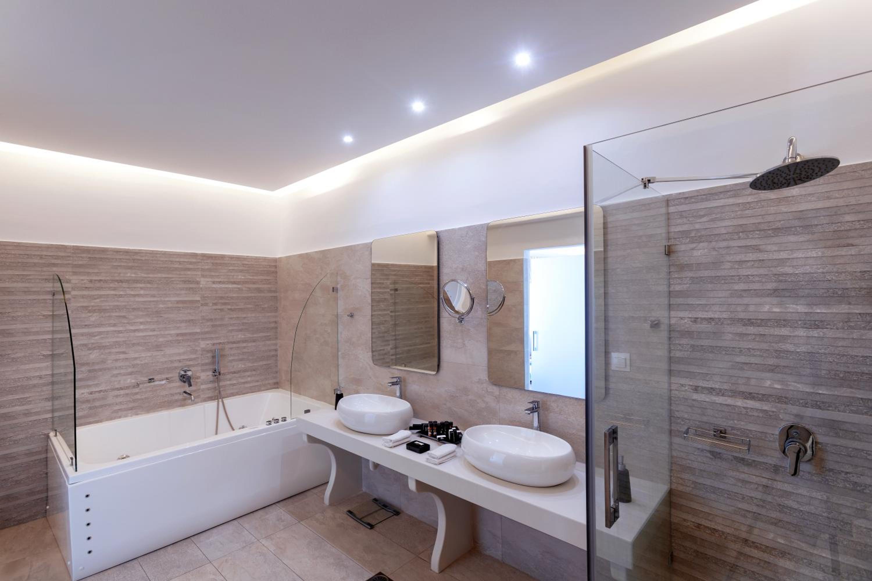 Deluxe Quadruple Room with Spa Bath photo 2