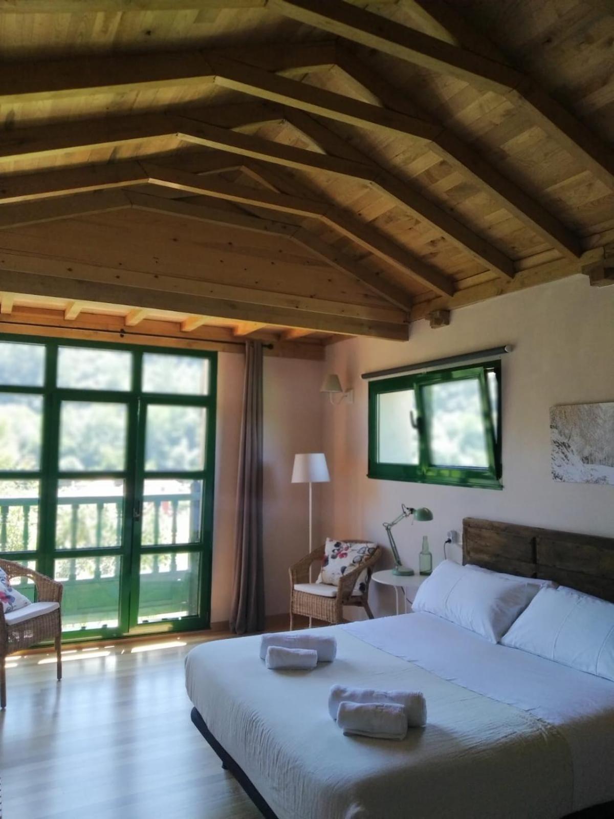 Double Room with Balcony - Photo 9