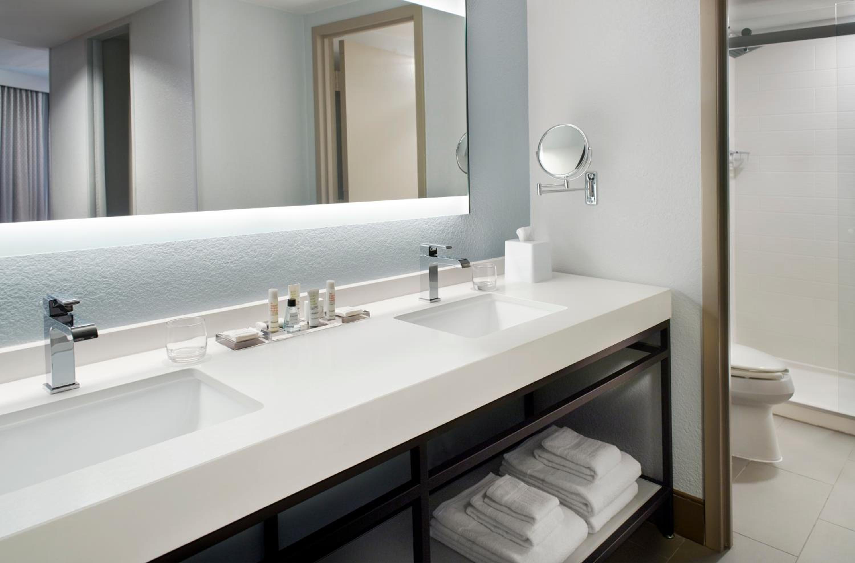 Junior Suite with Balcony - Photo 4