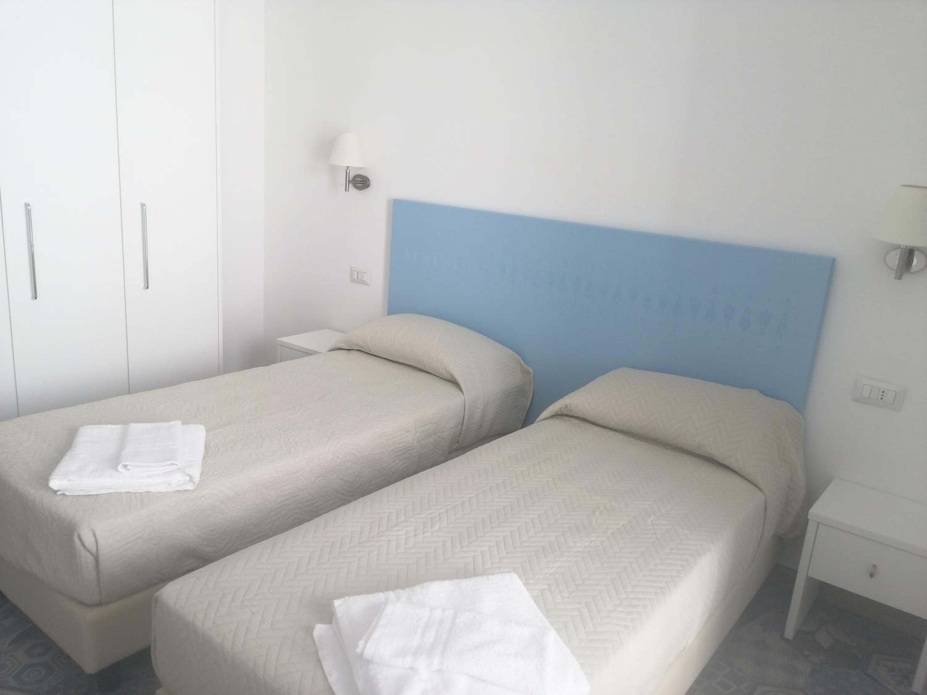 Double or Twin Room with Terrace - Photo 6