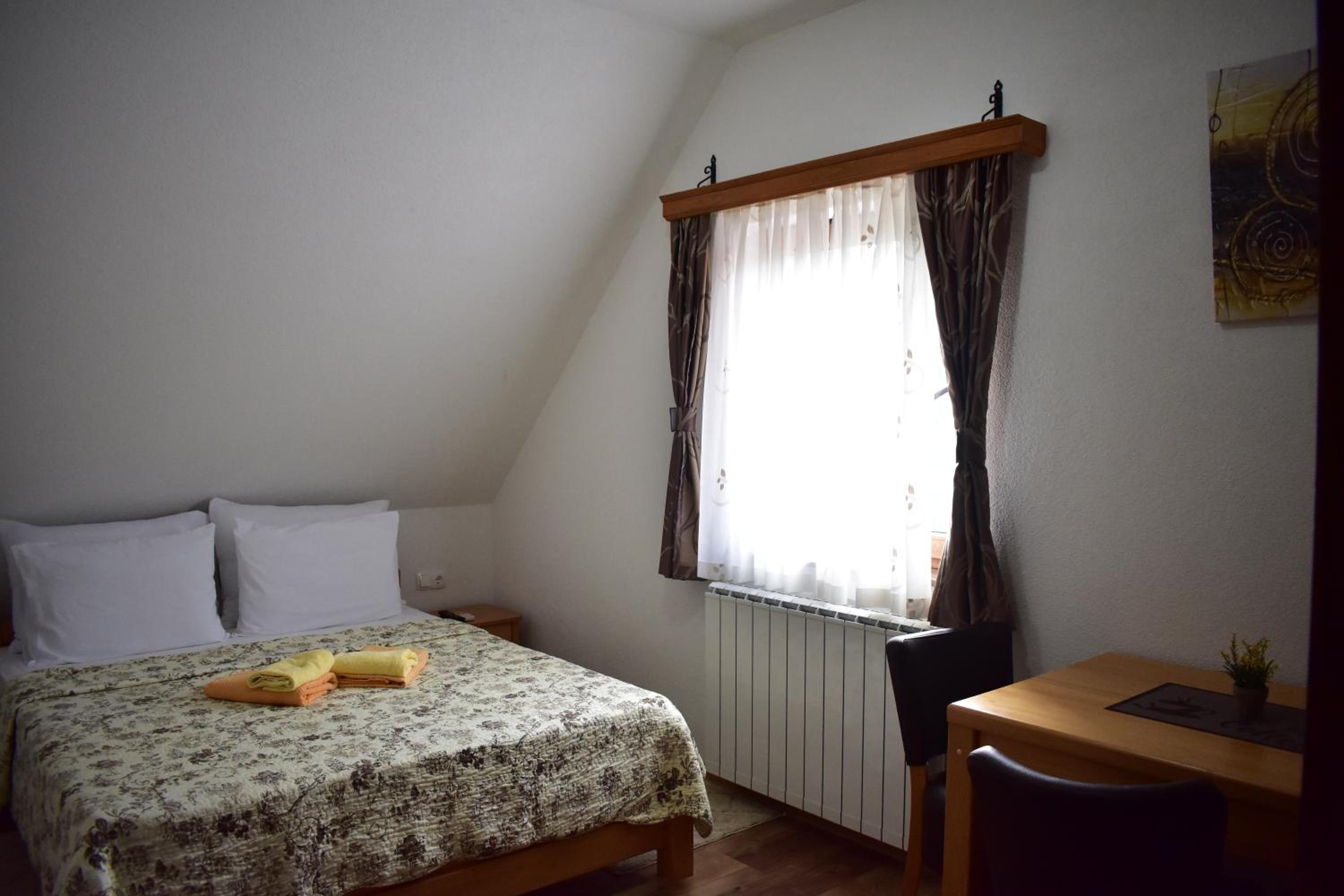 Double Room - Photo 8