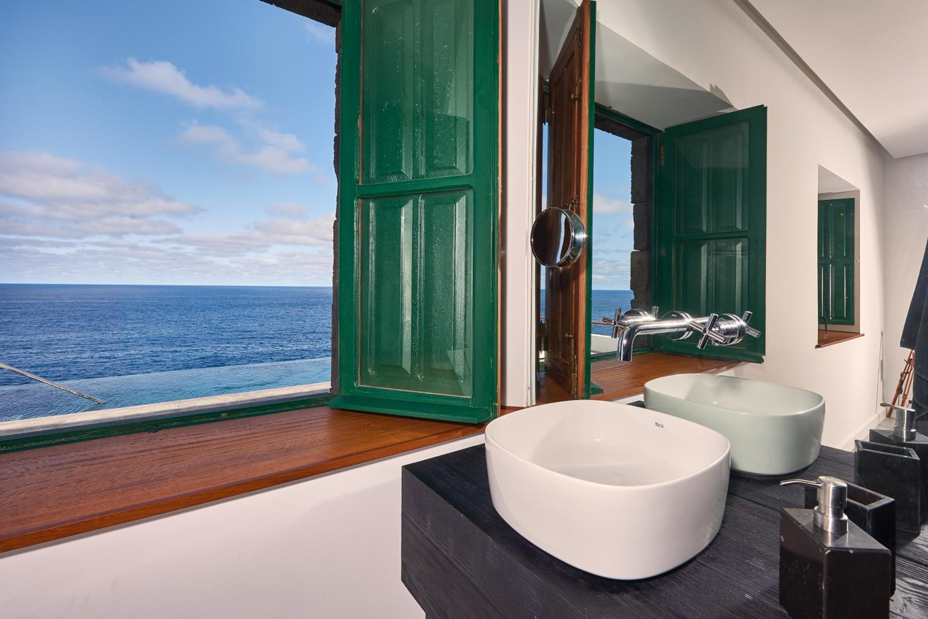 Deluxe Suite with Sea View thumbnail 5