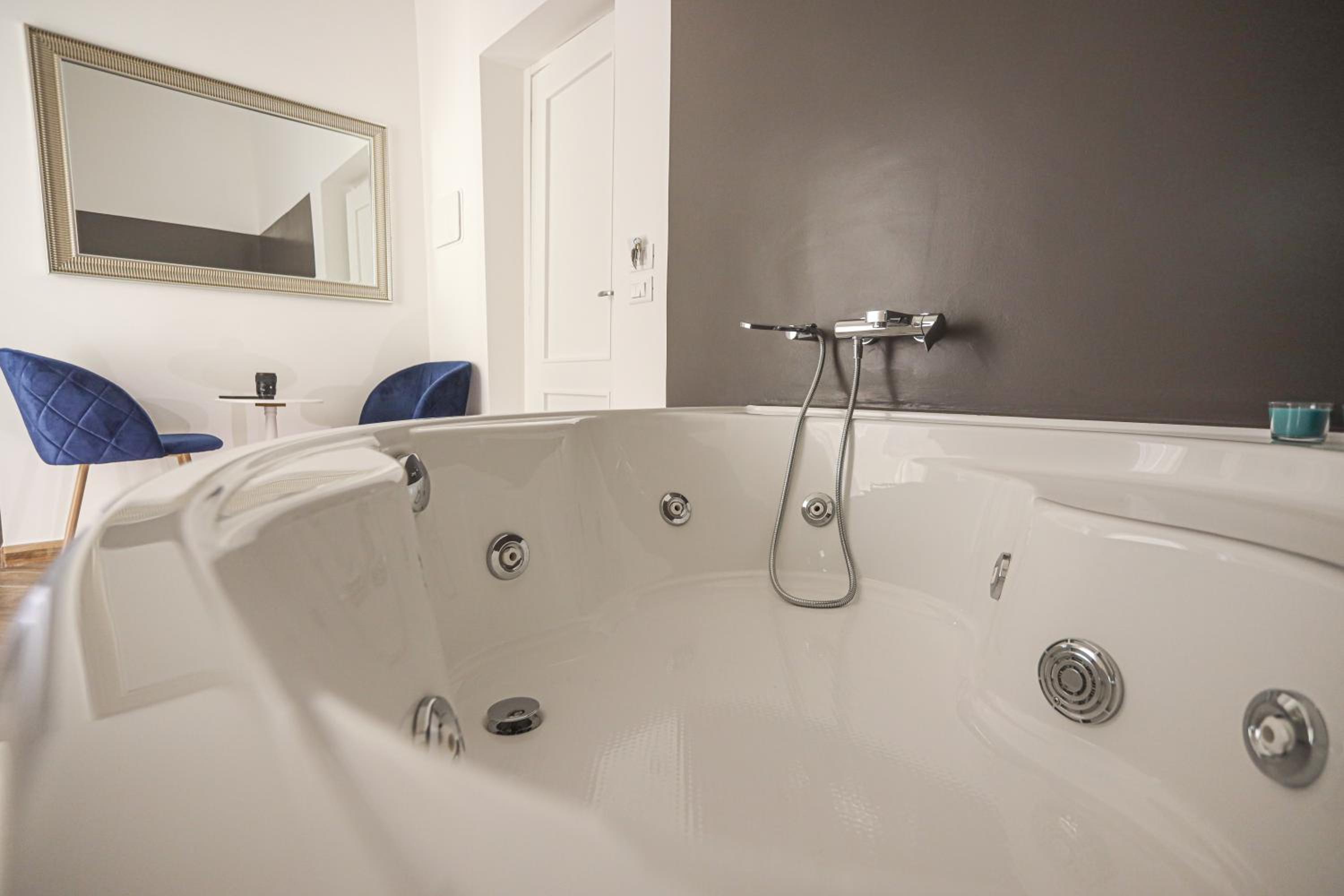 King Room with Spa Bath - Photo 5