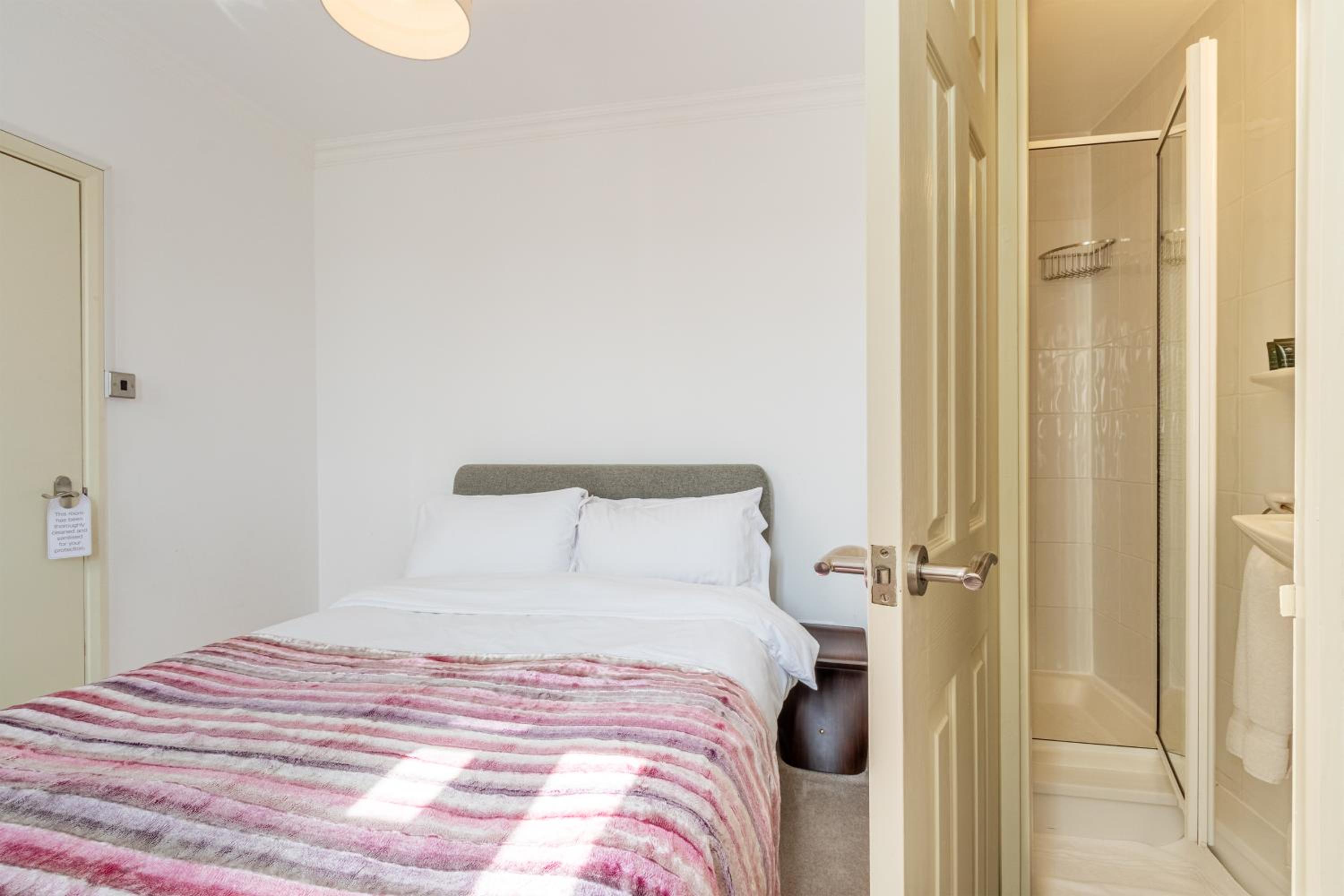 Double Room with Private Bathroom photo 3