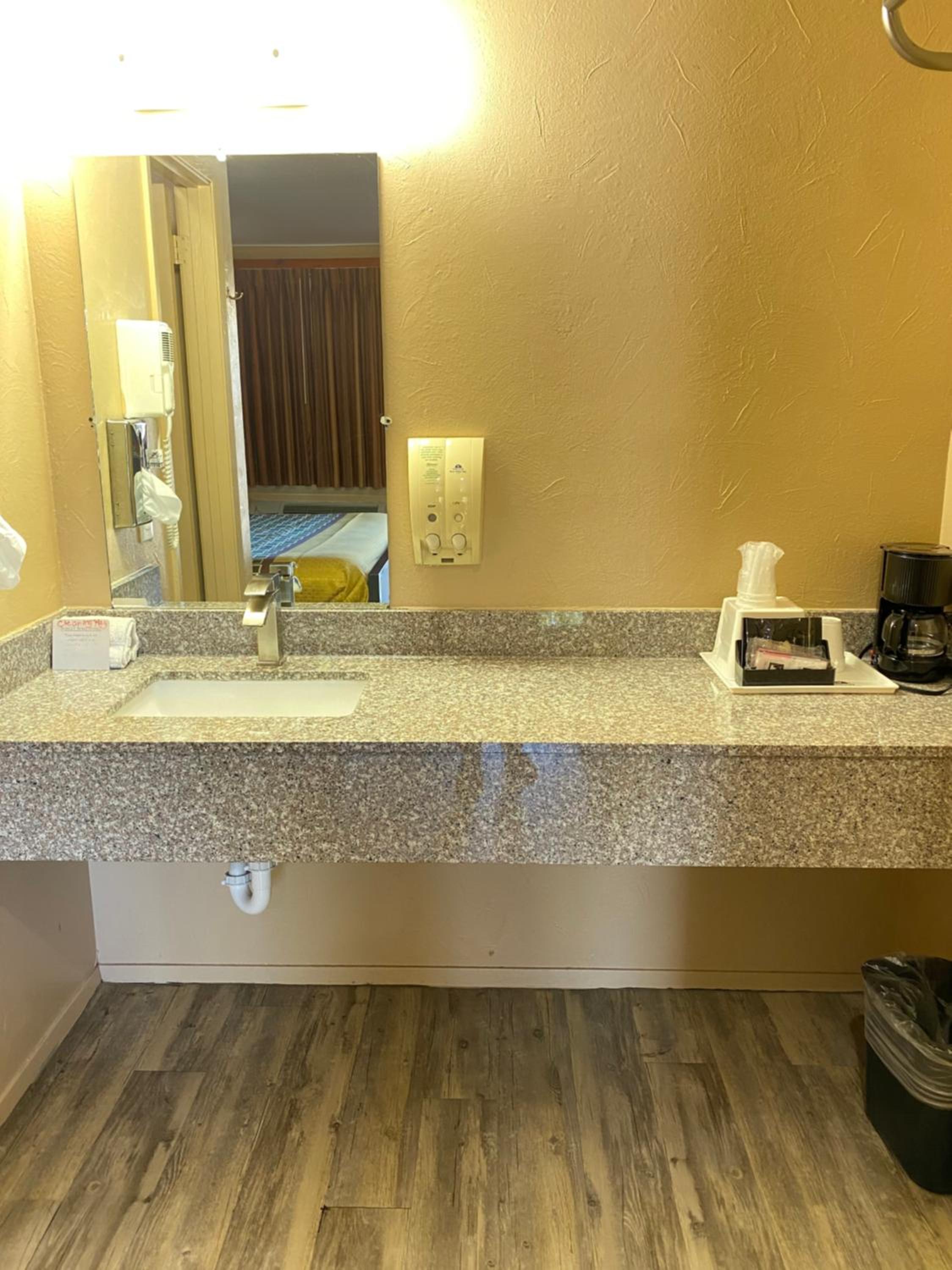 King Room - Non-Smoking - Photo 18