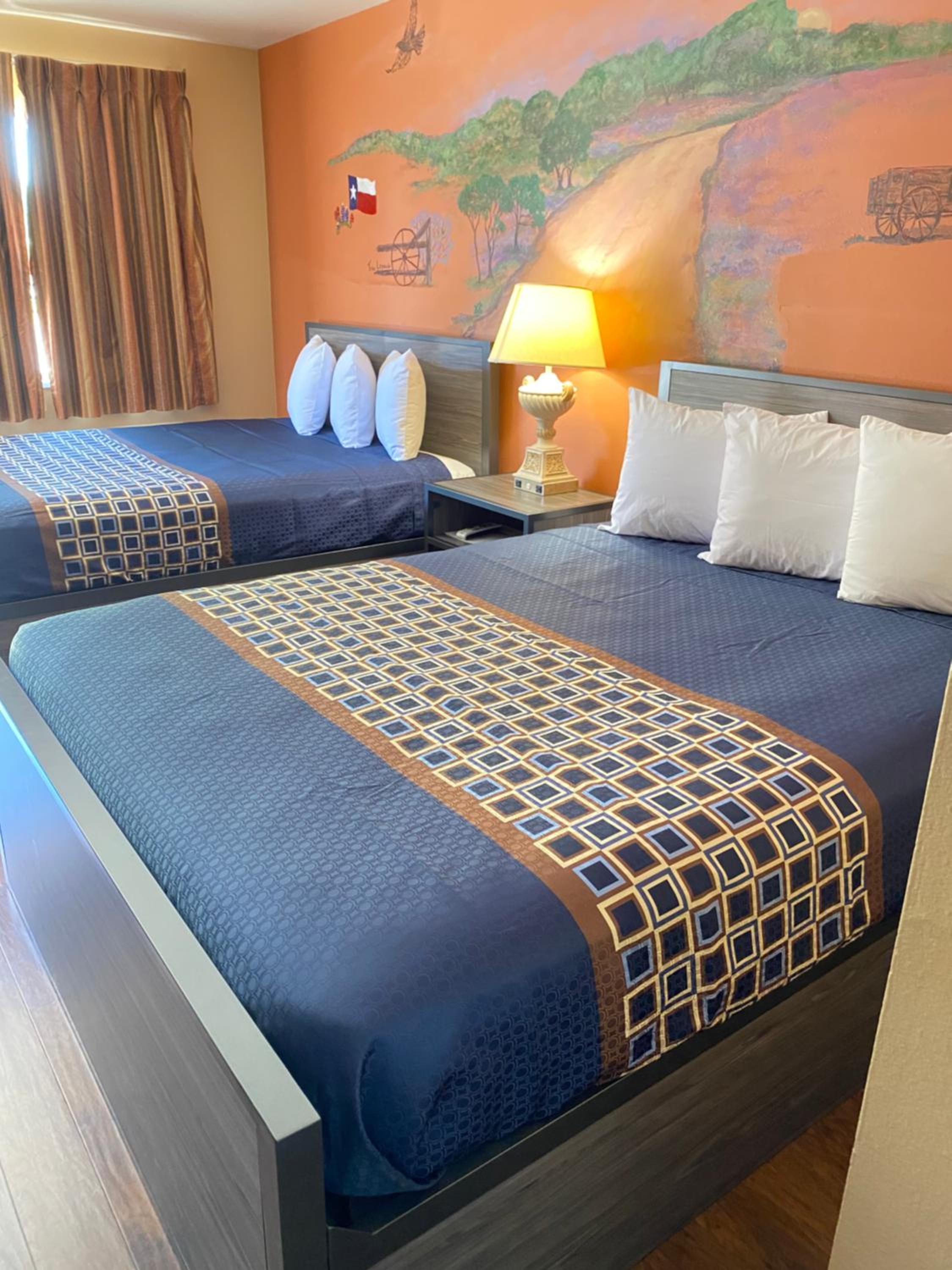 Queen Room with Two Queen Beds - Non-Smoking - Photo 15