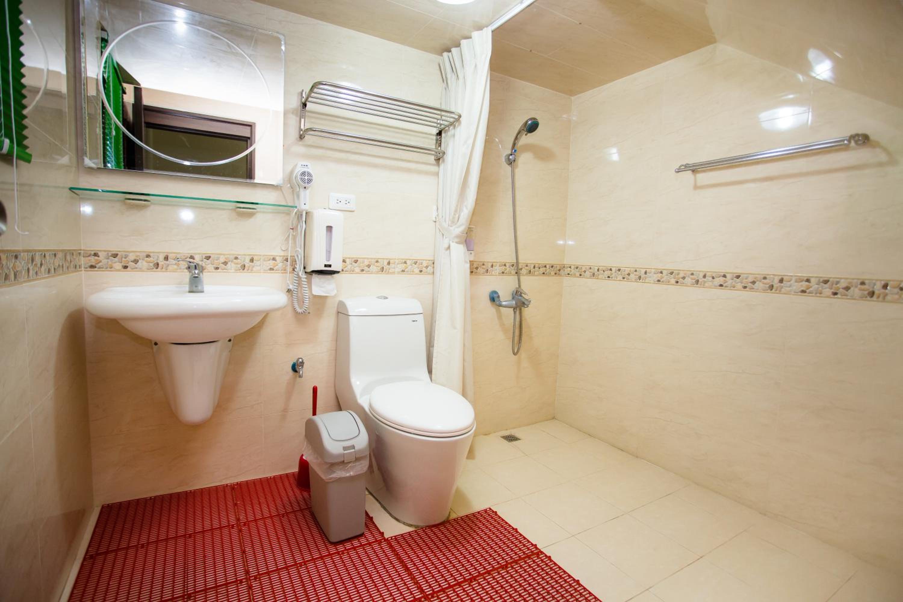 Quadruple Room with Shared Bathroom photo 3