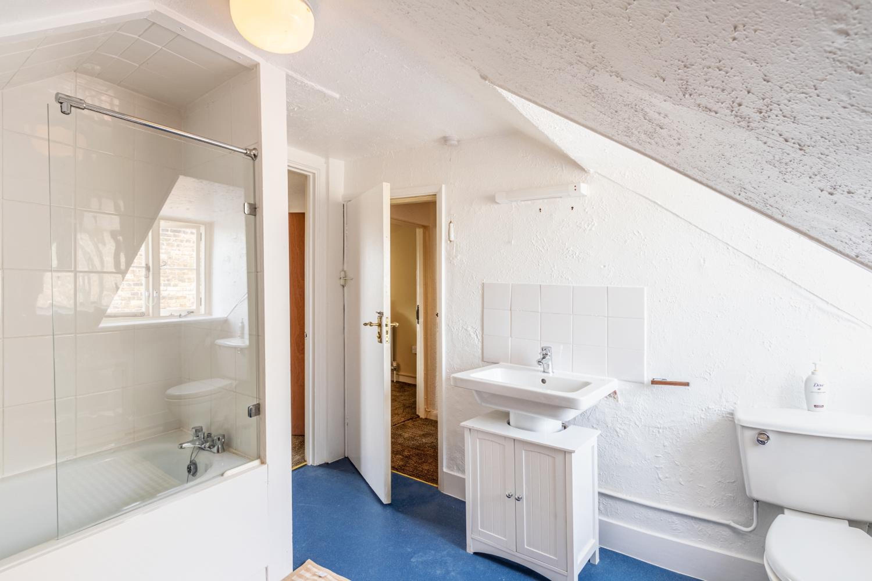 Double Room with Private Bathroom - Photo 3
