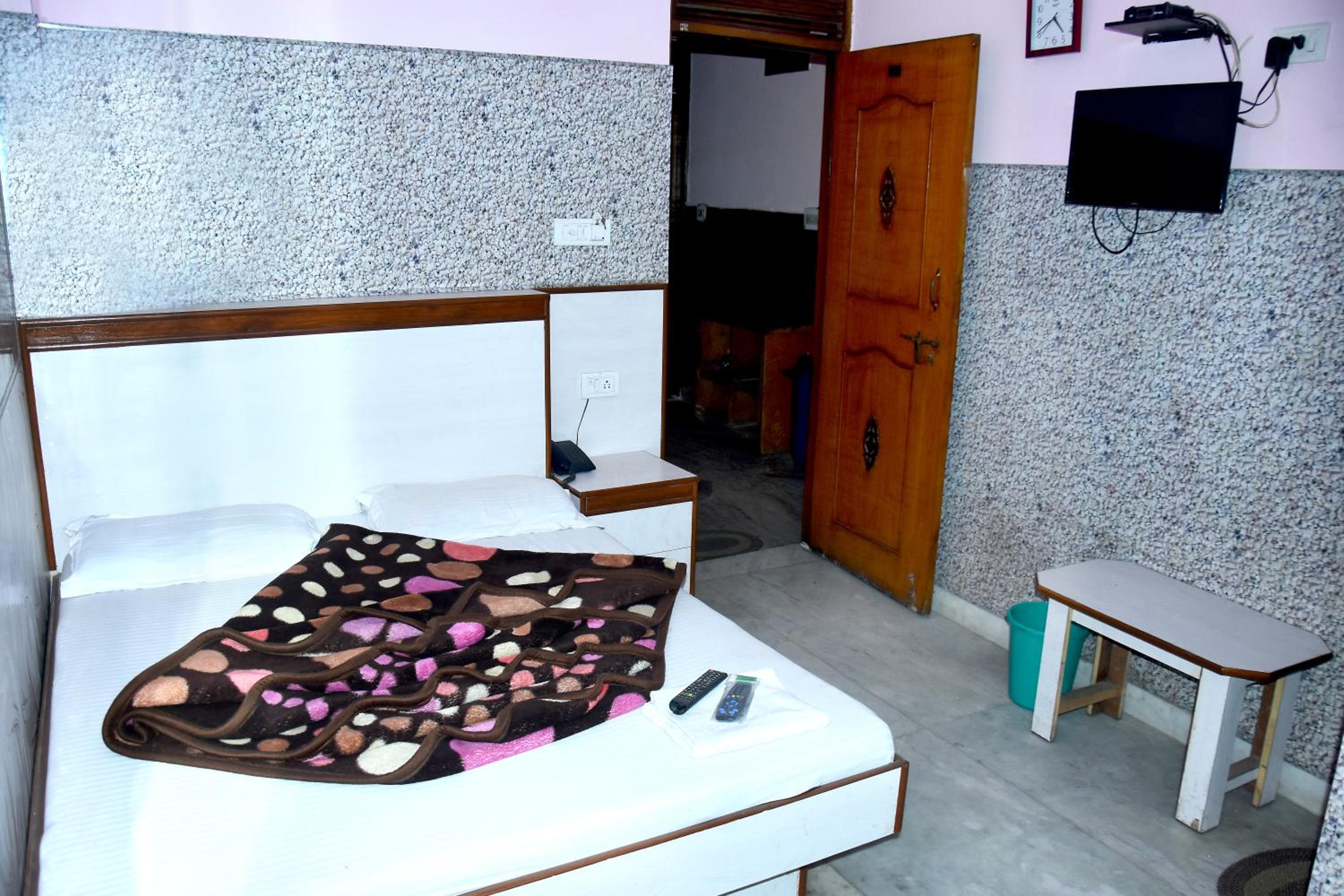 Deluxe Room - Photo 13