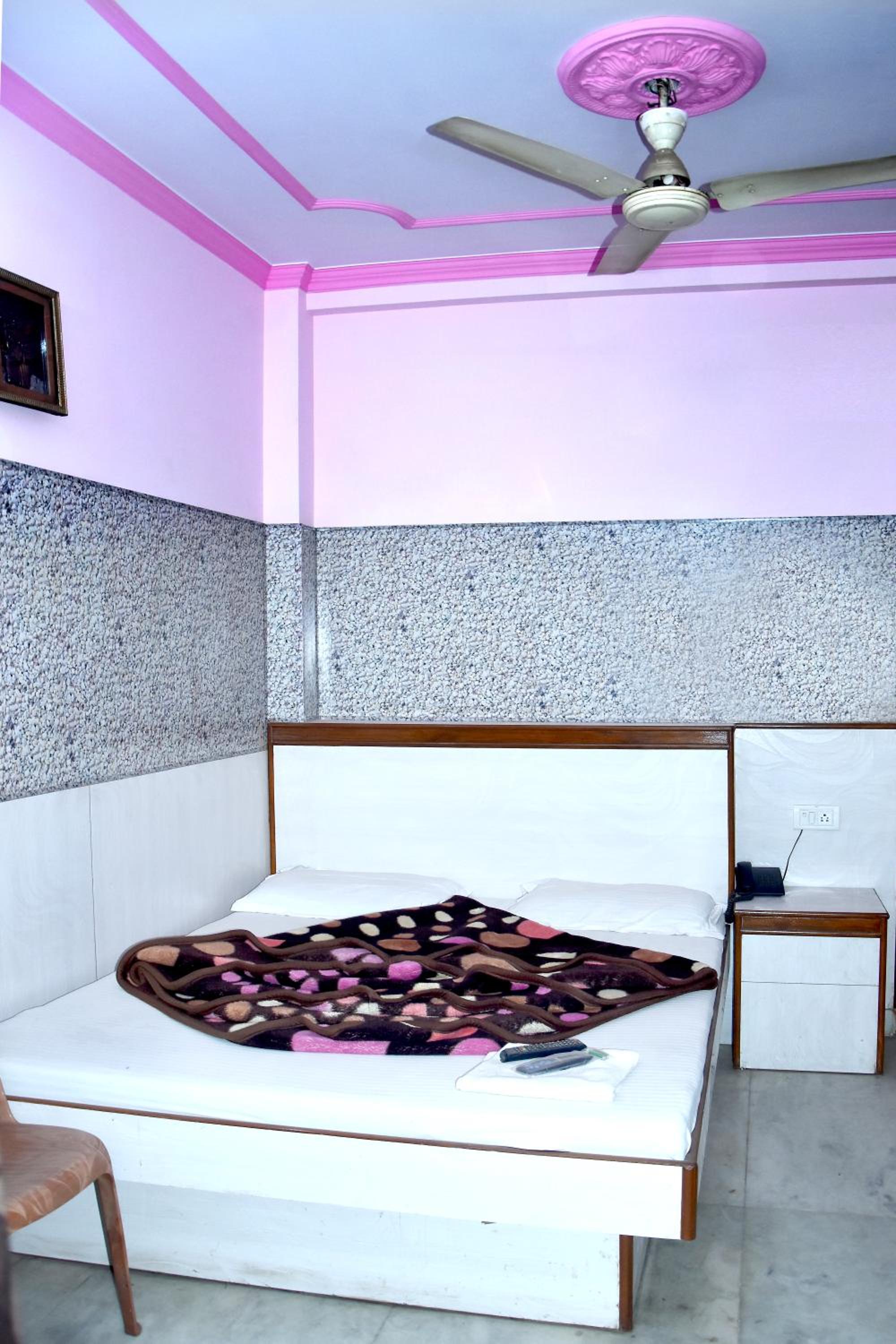 Deluxe Room - Photo 12